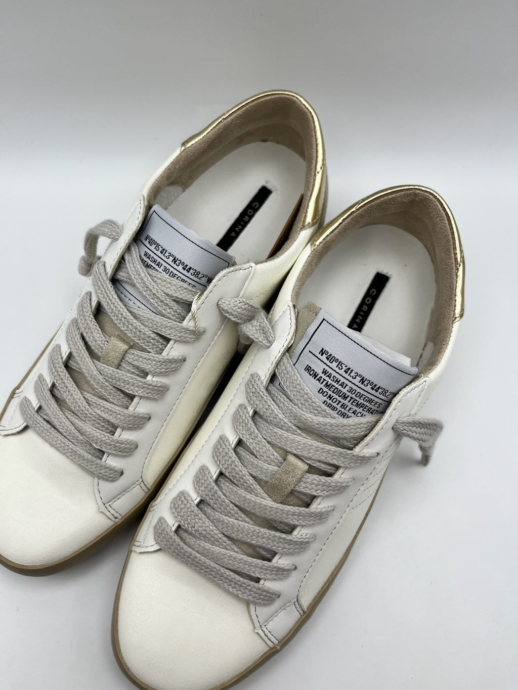 Sapatilhas Corina Femininas de Pele e Camurça; Ténis Casuais Confortáveis Estilo Urbano Retro Branco e Dourado Oro; Sapatos de Desporto com Sola de Borracha Camelo