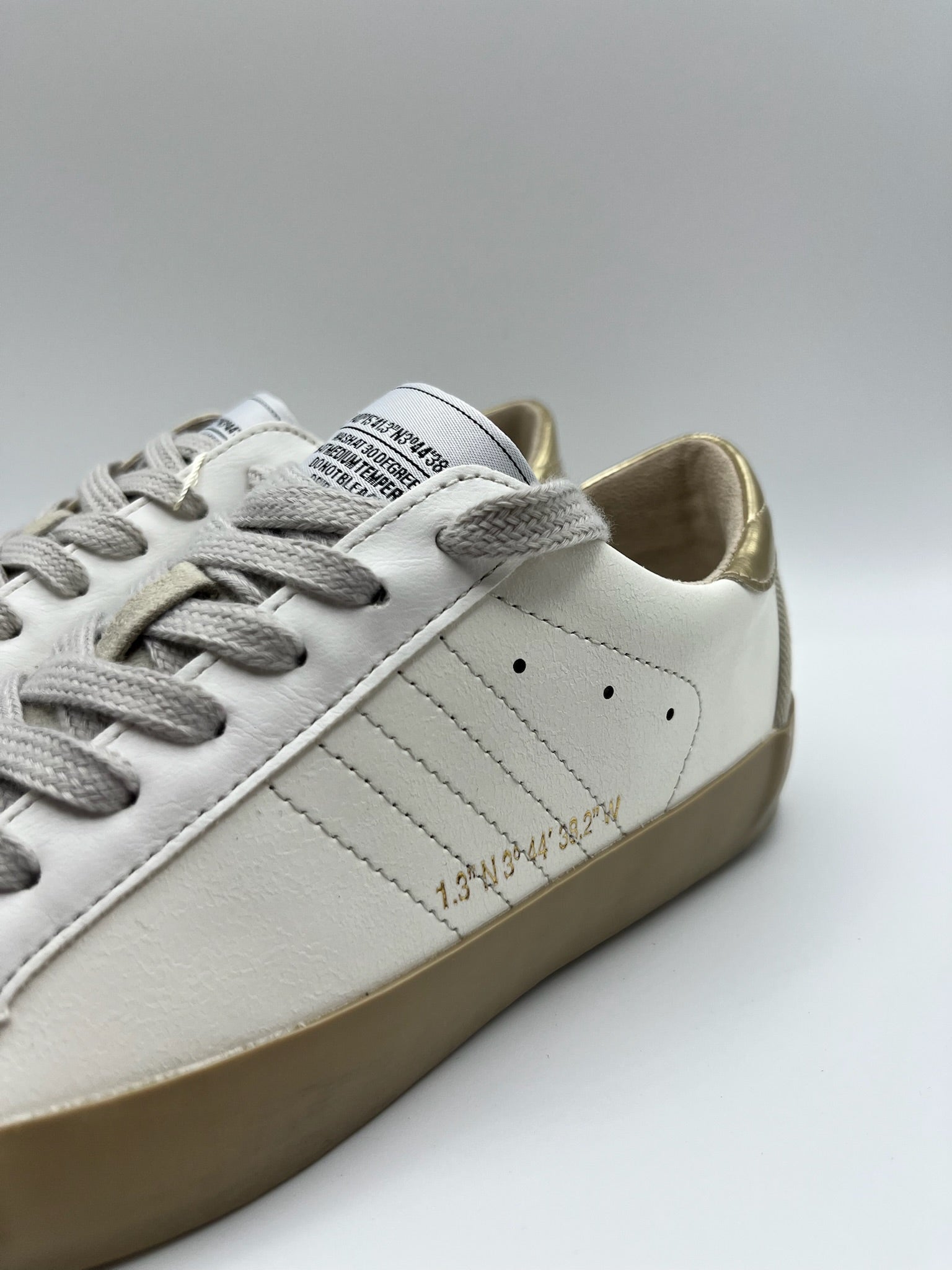 Sapatilhas Corina Femininas de Pele e Camurça; Ténis Casuais Confortáveis Estilo Urbano Retro Branco e Dourado Oro; Sapatos de Desporto com Sola de Borracha Camelo