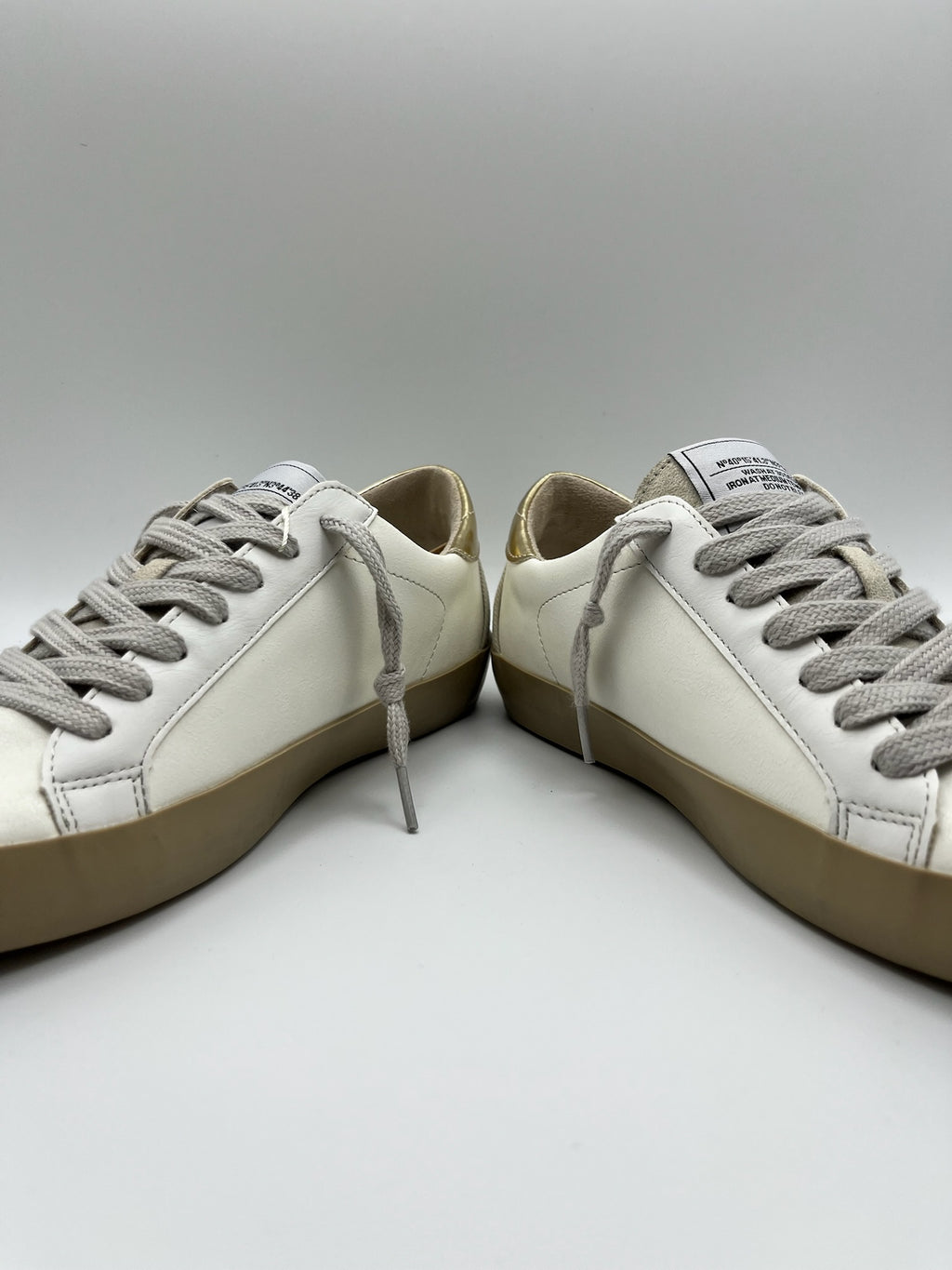 Sapatilhas Corina Femininas de Pele e Camurça; Ténis Casuais Confortáveis Estilo Urbano Retro Branco e Dourado Oro; Sapatos de Desporto com Sola de Borracha Camelo