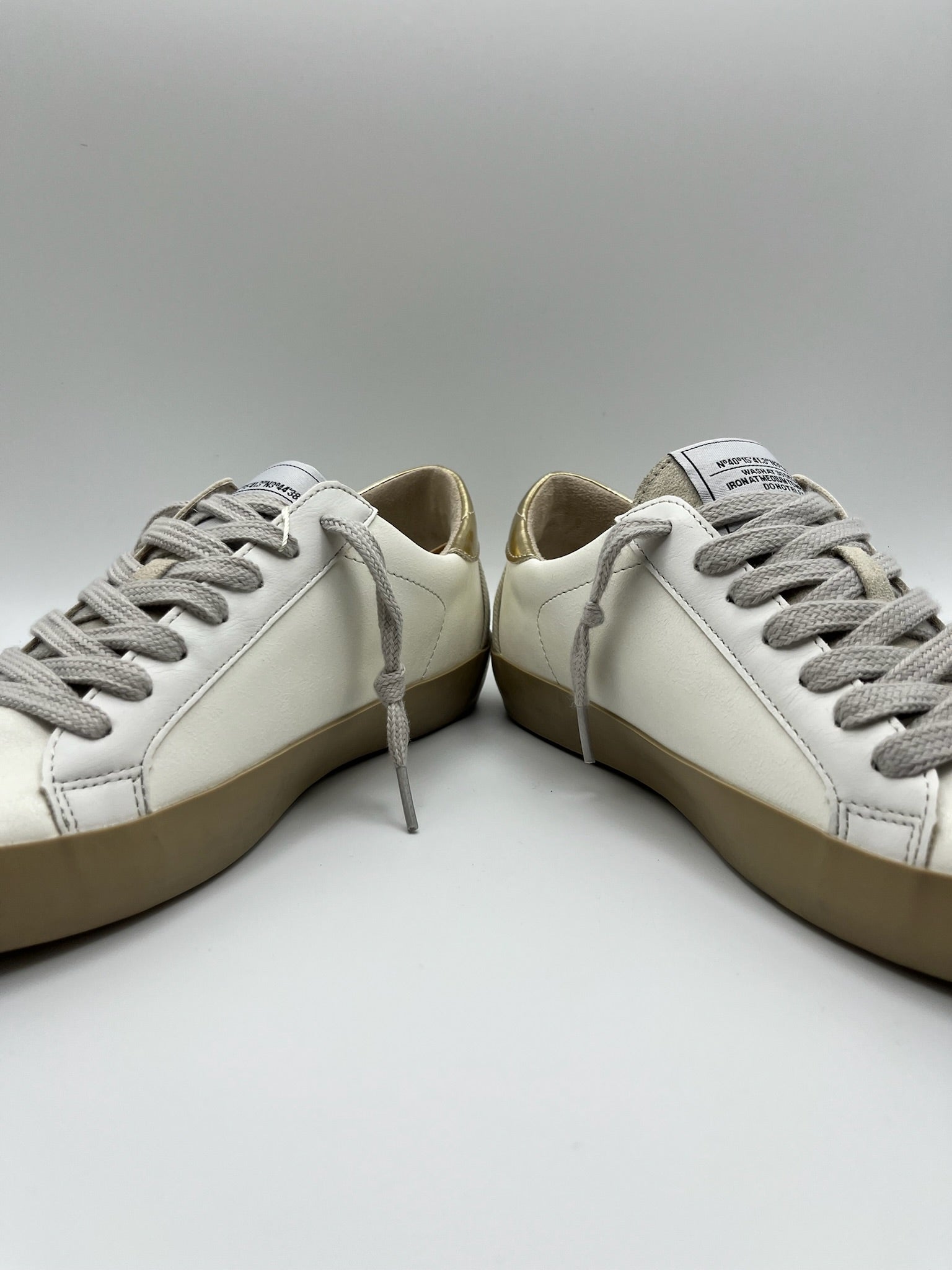 Sapatilhas Corina Femininas de Pele e Camurça; Ténis Casuais Confortáveis Estilo Urbano Retro Branco e Dourado Oro; Sapatos de Desporto com Sola de Borracha Camelo