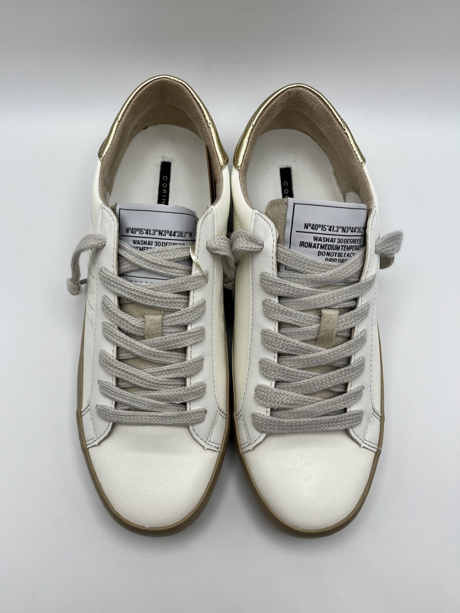 Sapatilhas Corina Femininas de Pele e Camurça; Ténis Casuais Confortáveis Estilo Urbano Retro Branco e Dourado Oro; Sapatos de Desporto com Sola de Borracha Camelo