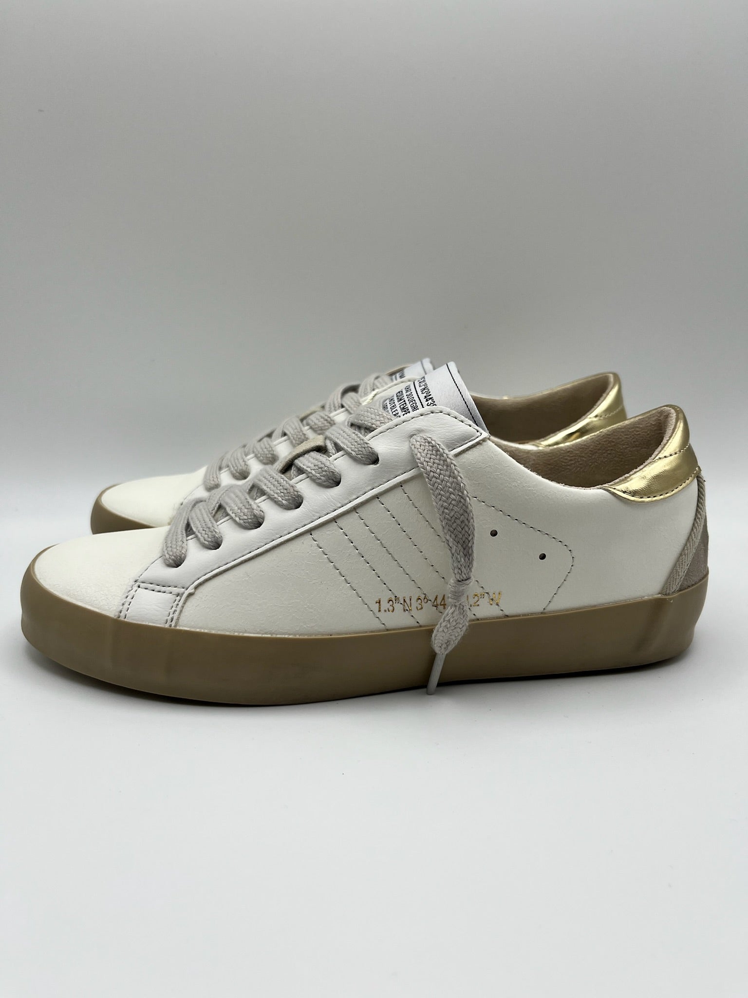 Sapatilhas Corina Femininas de Pele e Camurça; Ténis Casuais Confortáveis Estilo Urbano Retro Branco e Dourado Oro; Sapatos de Desporto com Sola de Borracha Camelo