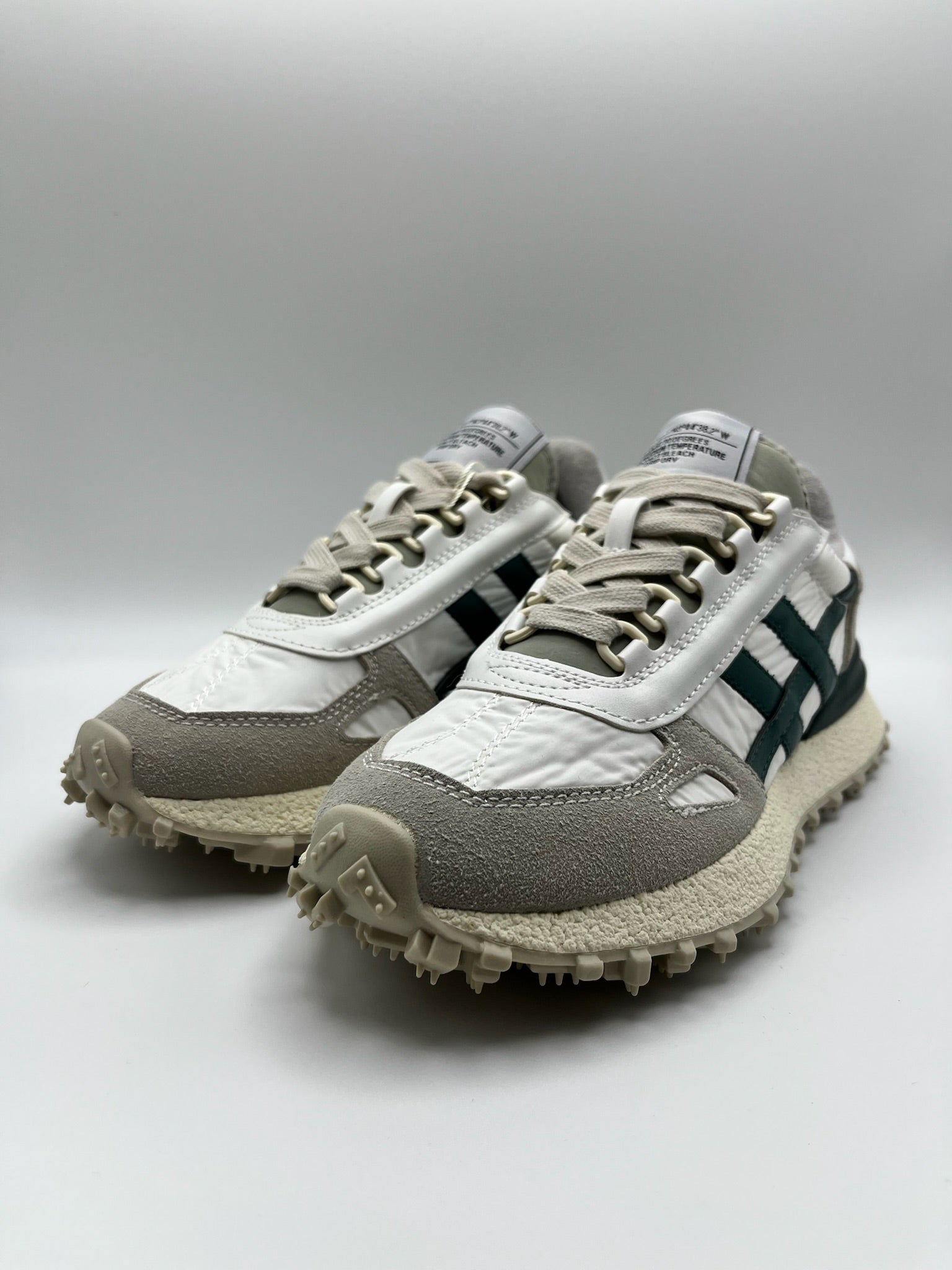 Ténis Desportivos Unissexo Brancos Verde e Cinza com Sola Tratorada de Cânhamo; Sapatilhas de Corrida Retro com Painéis de Camurça Cinza e Riscas Verde Vintage; Calçado Casual Confortável para Caminhada e Ginásio; Sneakers Urbanos Estilo Clássico