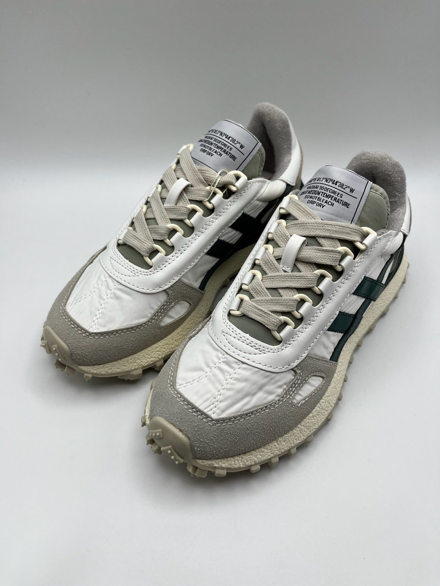 Ténis Desportivos Unissexo Brancos Verde e Cinza com Sola Tratorada de Cânhamo; Sapatilhas de Corrida Retro com Painéis de Camurça Cinza e Riscas Verde Vintage; Calçado Casual Confortável para Caminhada e Ginásio; Sneakers Urbanos Estilo Clássico