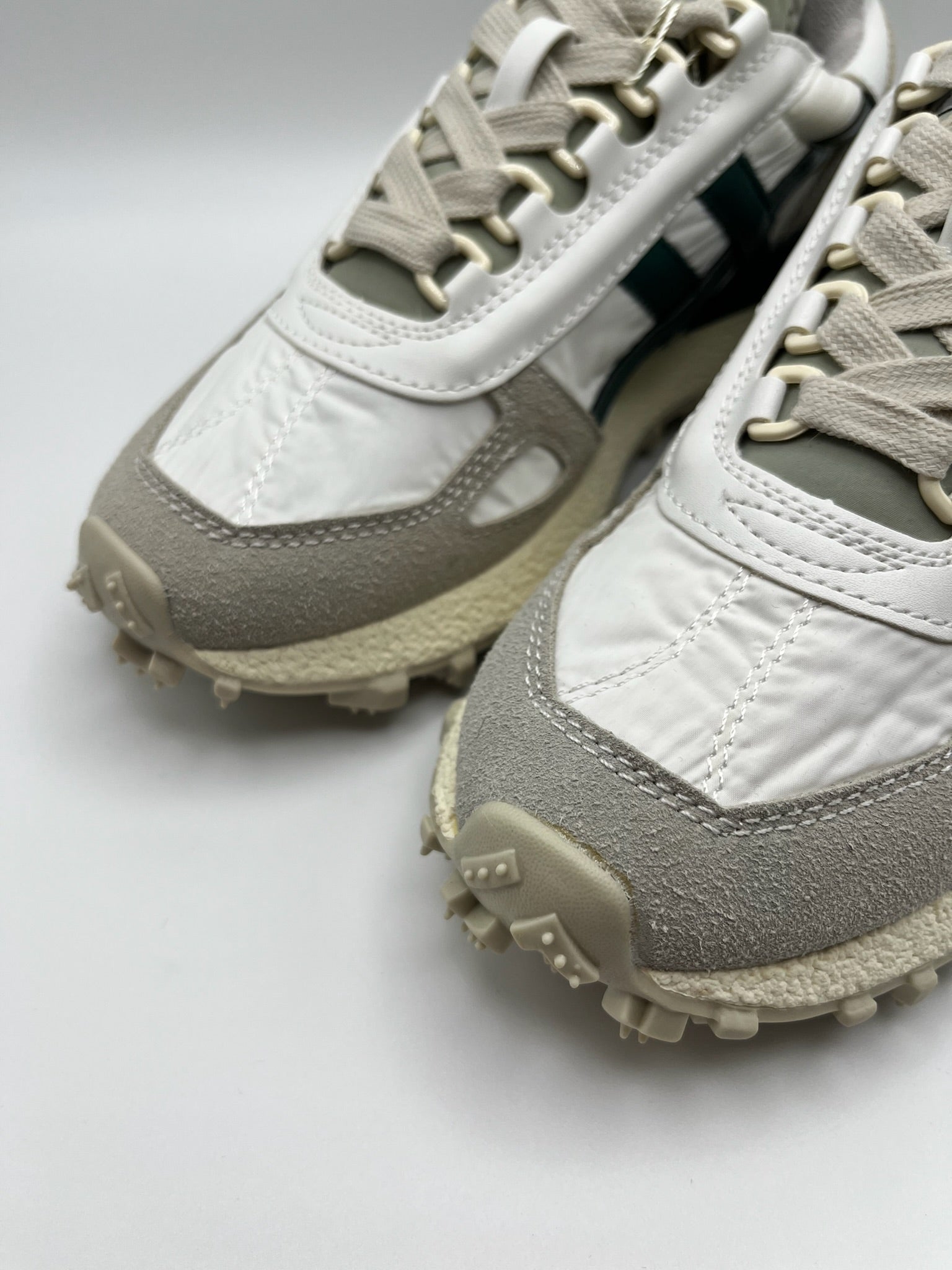 Ténis Desportivos Unissexo Brancos Verde e Cinza com Sola Tratorada de Cânhamo; Sapatilhas de Corrida Retro com Painéis de Camurça Cinza e Riscas Verde Vintage; Calçado Casual Confortável para Caminhada e Ginásio; Sneakers Urbanos Estilo Clássico