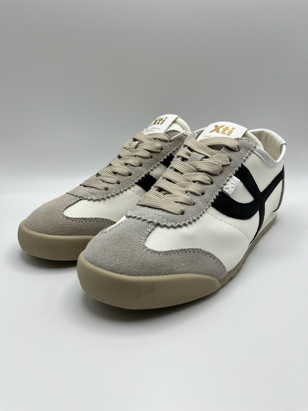 Ténis Femininos Xti em Branco e preto; Sapatilhas Desportivas Urbanas em Malha e Camurça; Calçado Casual Confortável com Detalhes cinza e Design Moderno
