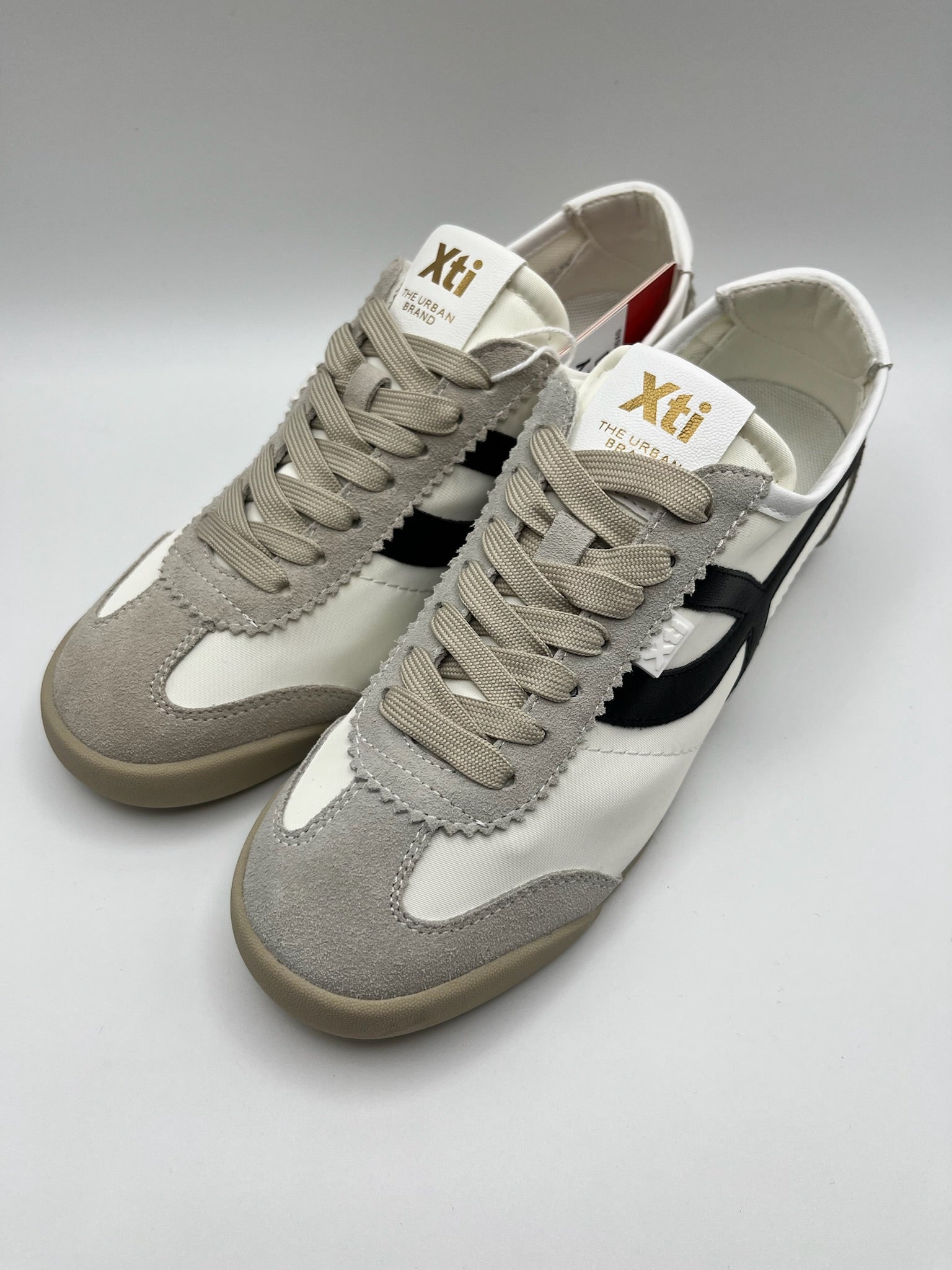 Ténis Femininos Xti em Branco e preto; Sapatilhas Desportivas Urbanas em Malha e Camurça; Calçado Casual Confortável com Detalhes cinza e Design Moderno