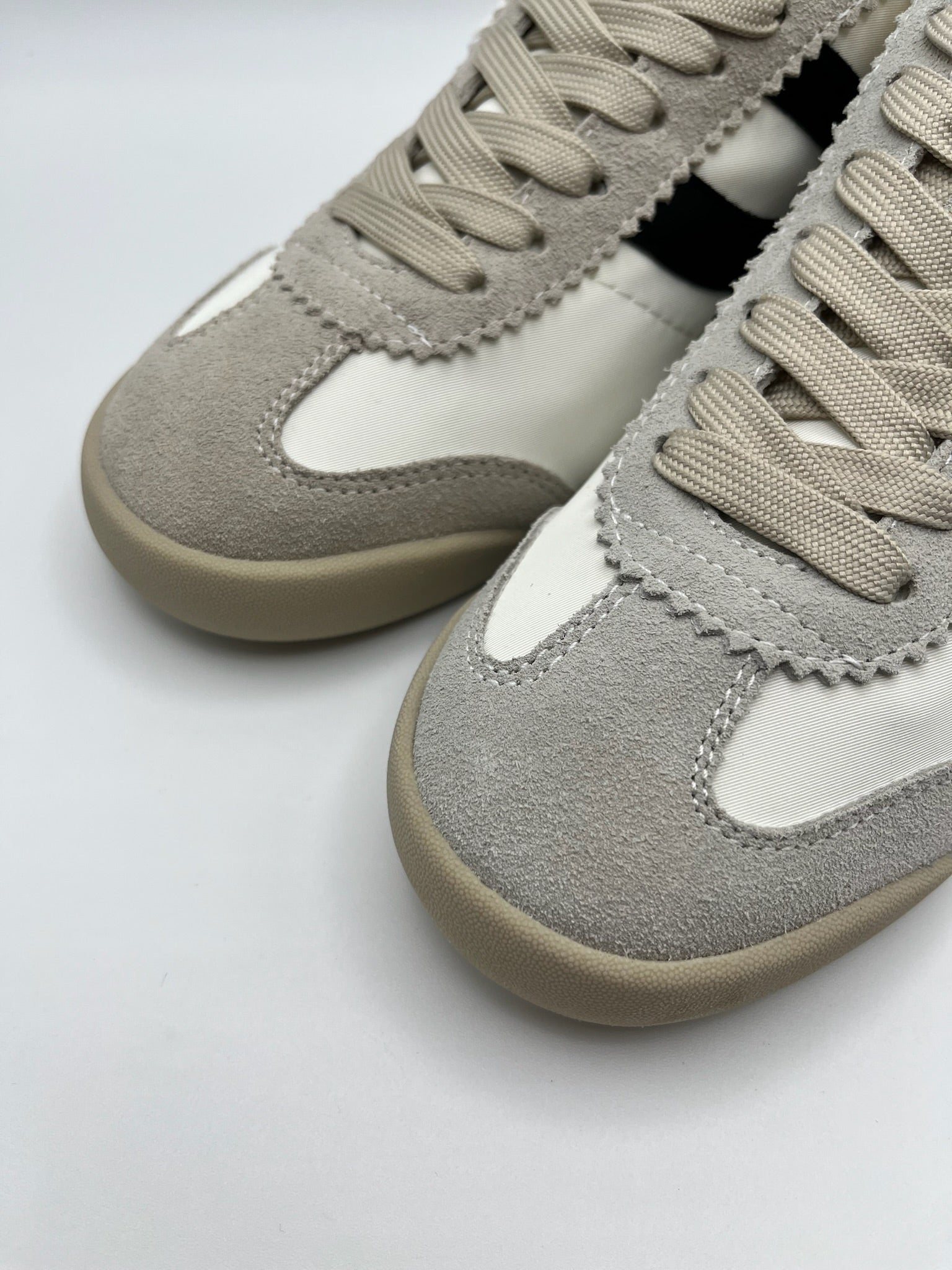 Ténis Femininos Xti em Branco e preto; Sapatilhas Desportivas Urbanas em Malha e Camurça; Calçado Casual Confortável com Detalhes cinza e Design Moderno
