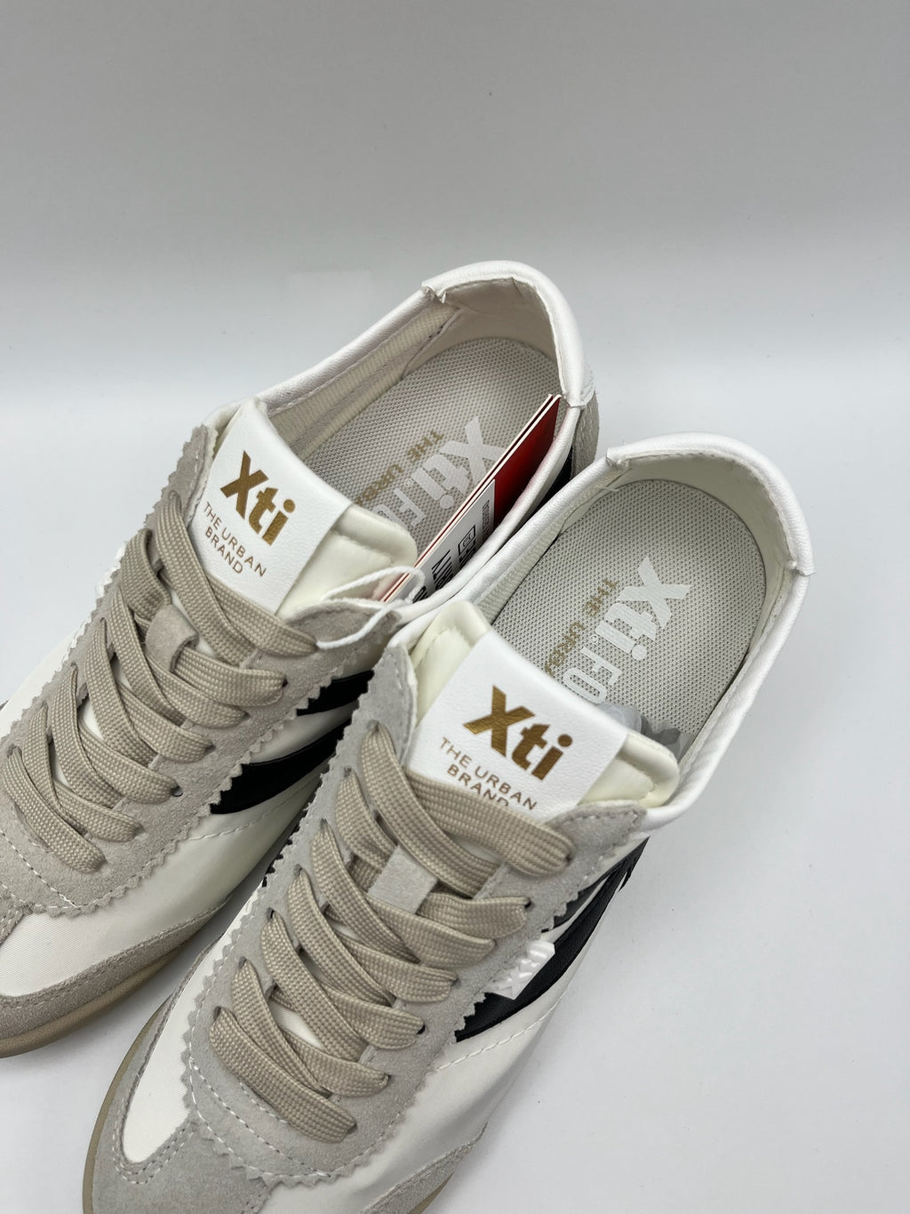 Ténis Femininos Xti em Branco e preto; Sapatilhas Desportivas Urbanas em Malha e Camurça; Calçado Casual Confortável com Detalhes cinza e Design Moderno