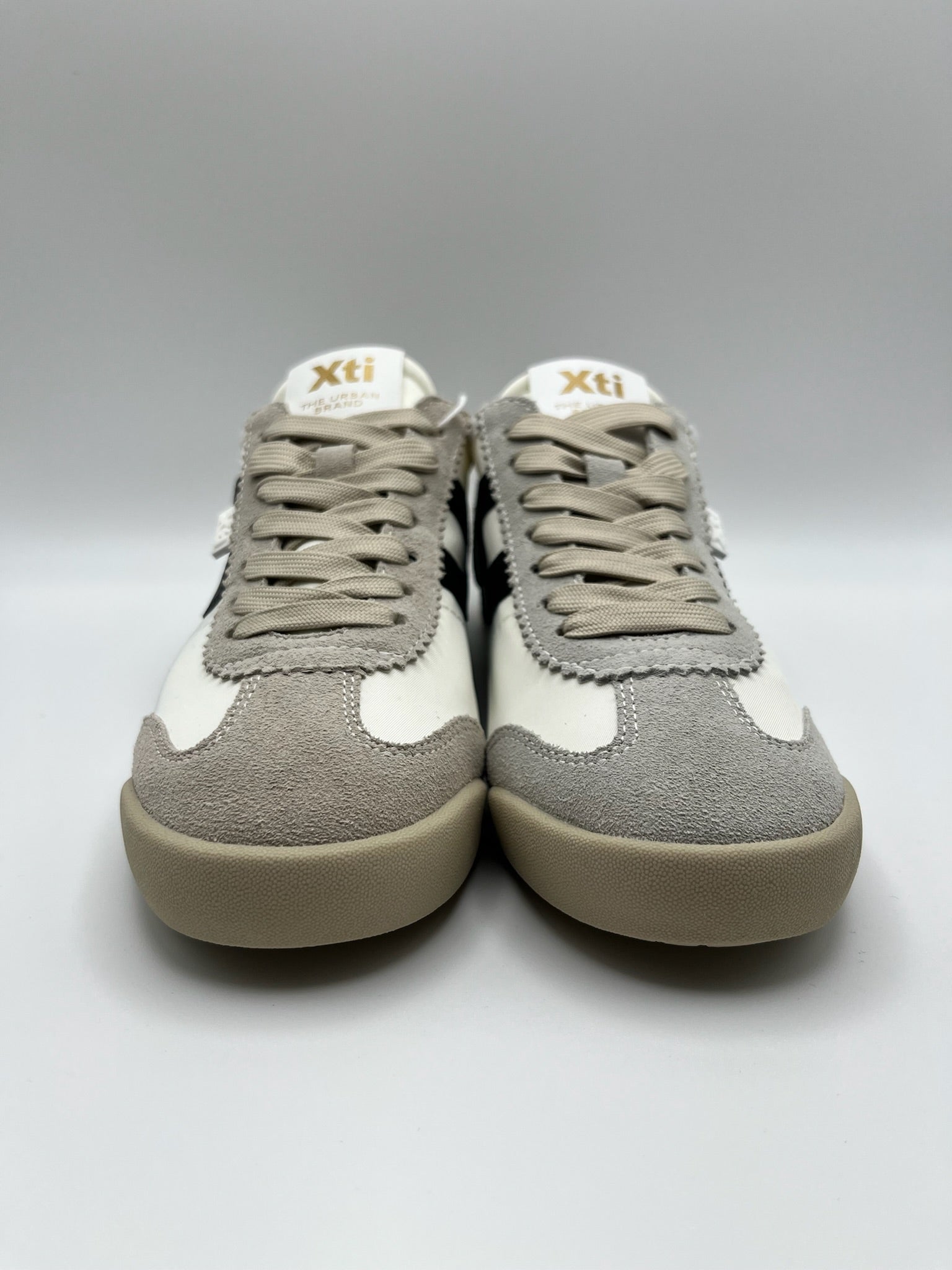 Ténis Femininos Xti em Branco e preto; Sapatilhas Desportivas Urbanas em Malha e Camurça; Calçado Casual Confortável com Detalhes cinza e Design Moderno