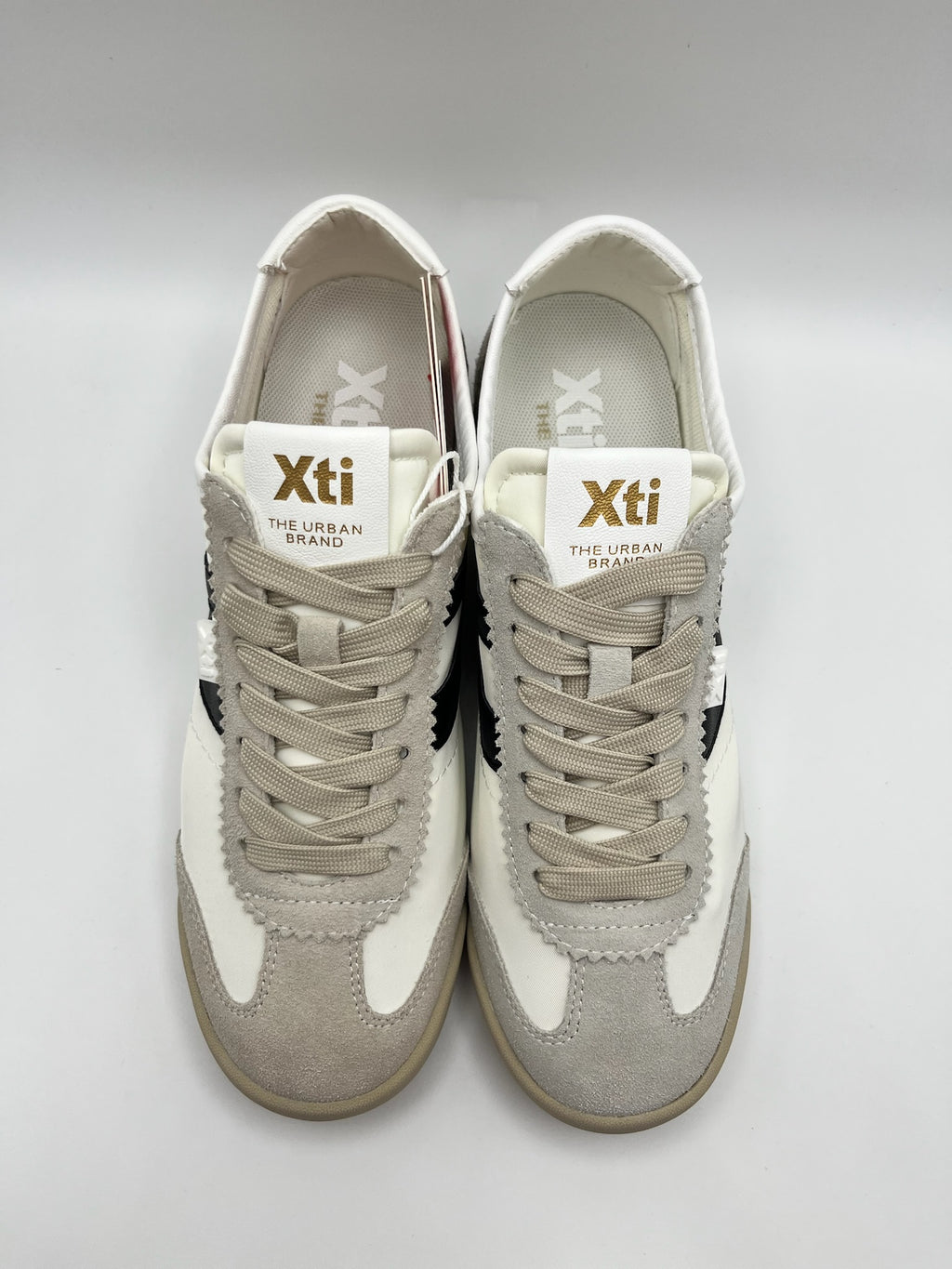Ténis Femininos Xti em Branco e preto; Sapatilhas Desportivas Urbanas em Malha e Camurça; Calçado Casual Confortável com Detalhes cinza e Design Moderno