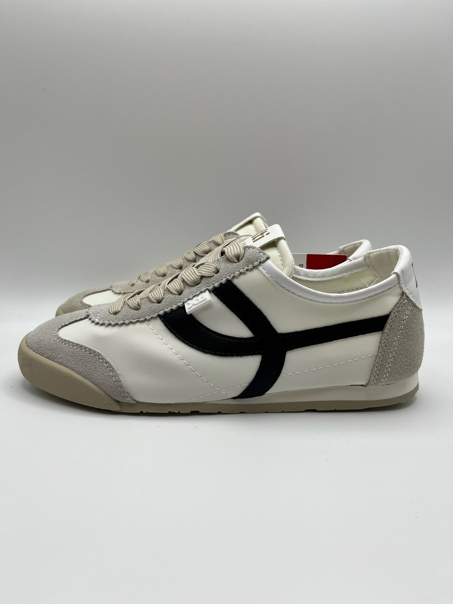 Ténis Femininos Xti em Branco e preto; Sapatilhas Desportivas Urbanas em Malha e Camurça; Calçado Casual Confortável com Detalhes cinza e Design Moderno