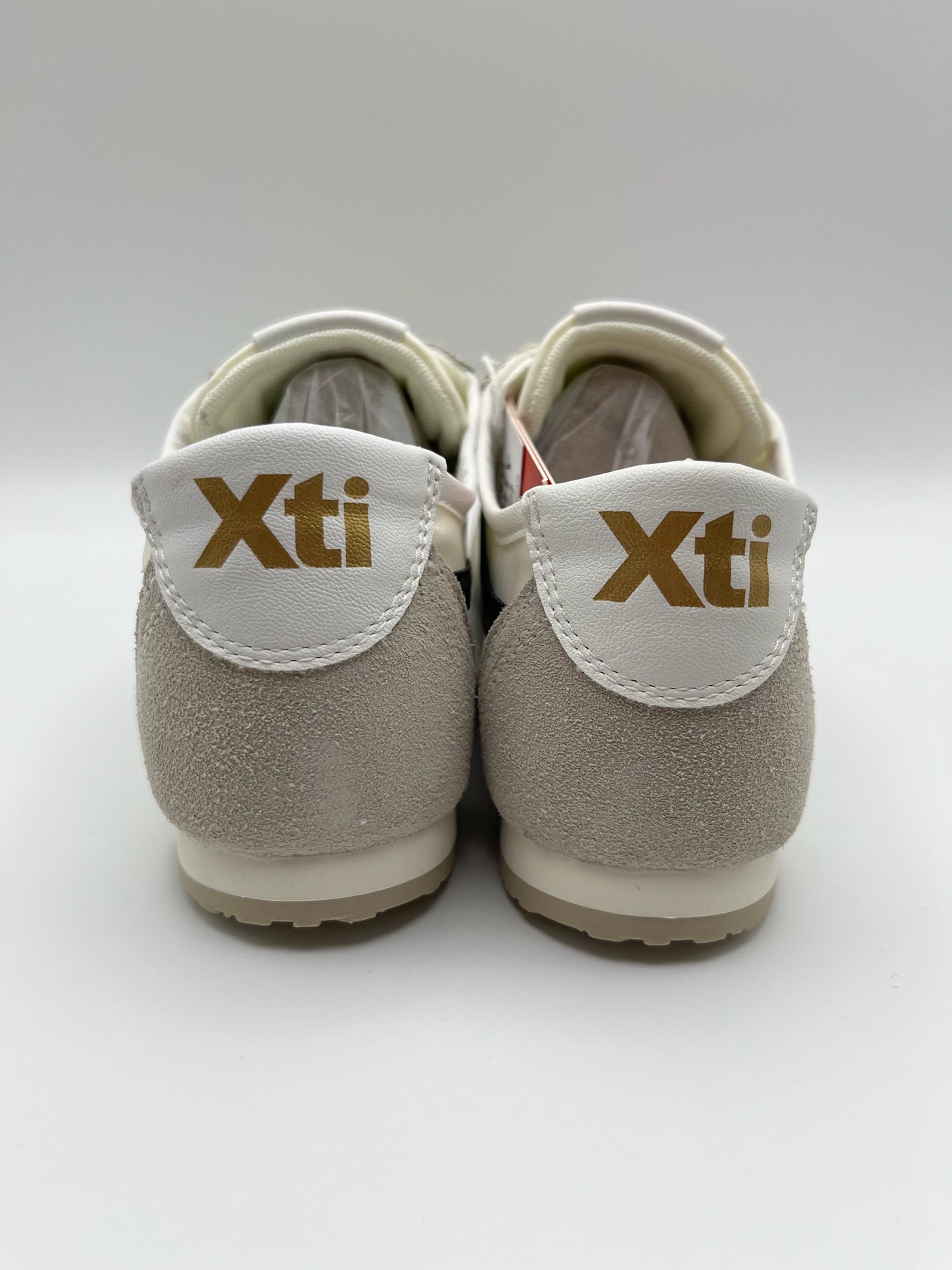 Ténis Femininos Xti em Branco e preto; Sapatilhas Desportivas Urbanas em Malha e Camurça; Calçado Casual Confortável com Detalhes cinza e Design Moderno