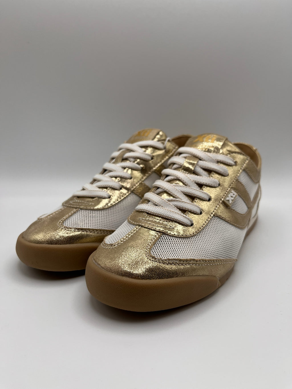 Ténis Femininos Xti em Branco e dourado; Sapatilhas Desportivas Urbanas em Malha e Camurça; Calçado Casual Confortável com Design Moderno