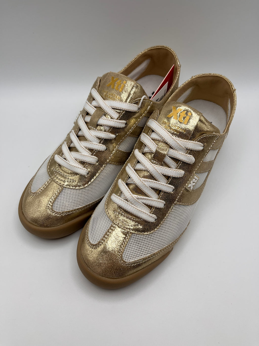 Ténis Femininos Xti em Branco e dourado; Sapatilhas Desportivas Urbanas em Malha e Camurça; Calçado Casual Confortável com Design Moderno