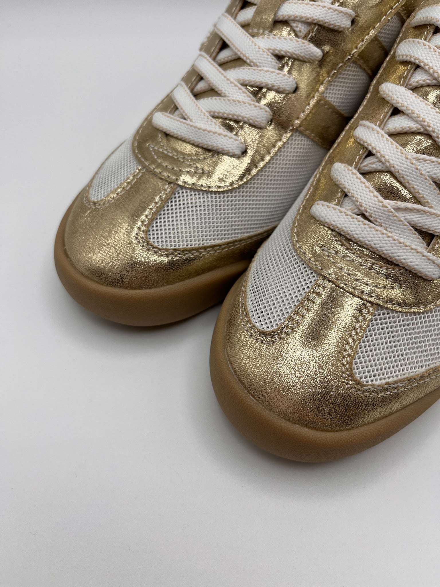 Ténis Femininos Xti em Branco e dourado; Sapatilhas Desportivas Urbanas em Malha e Camurça; Calçado Casual Confortável com Design Moderno