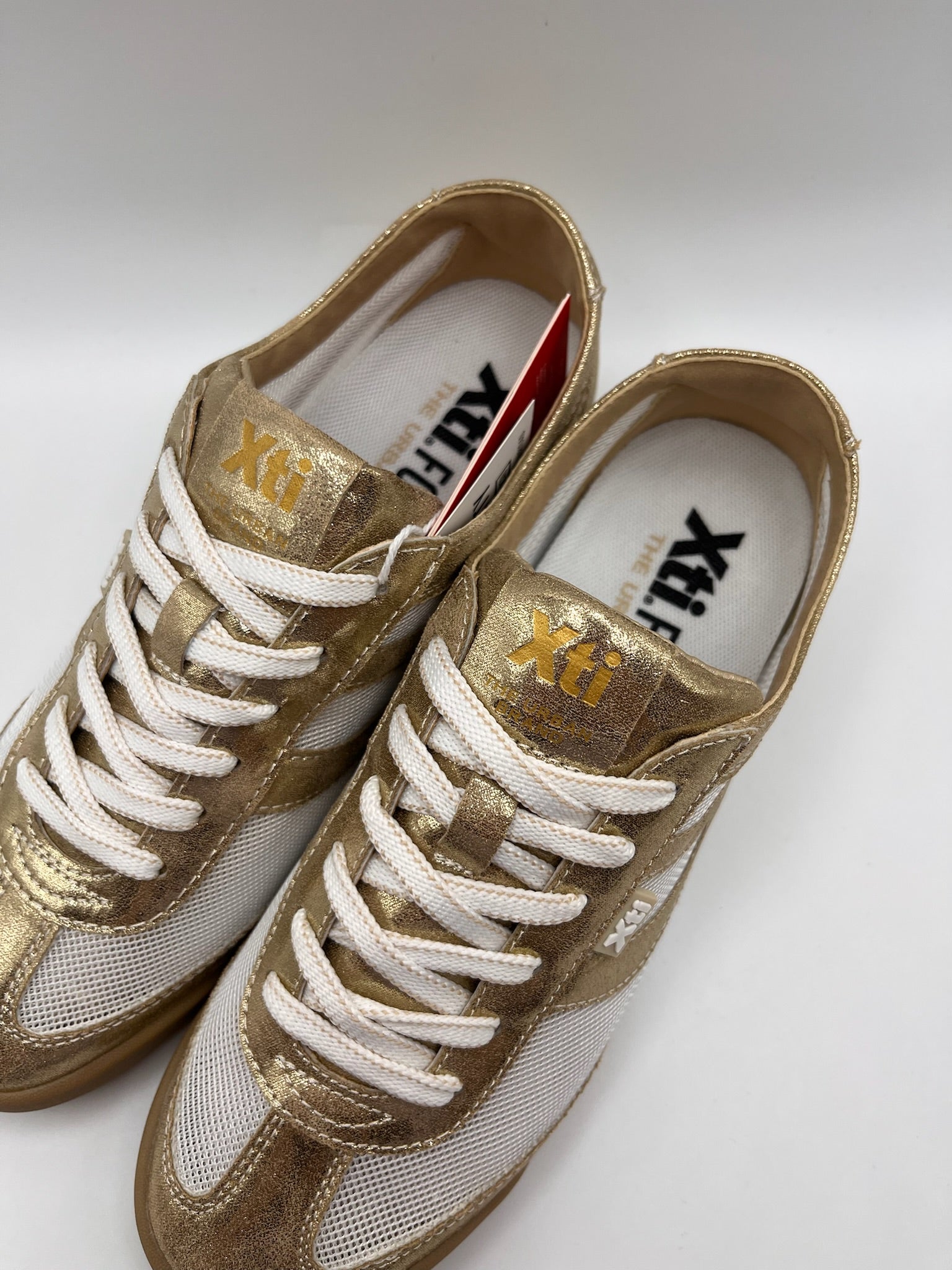 Ténis Femininos Xti em Branco e dourado; Sapatilhas Desportivas Urbanas em Malha e Camurça; Calçado Casual Confortável com Design Moderno