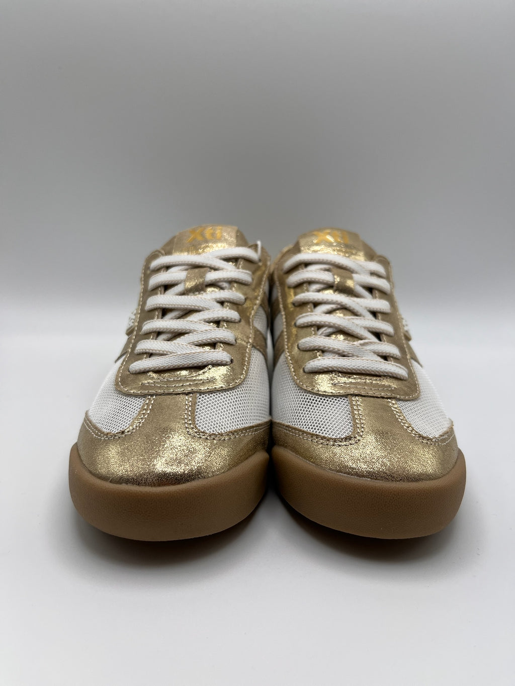 Ténis Femininos Xti em Branco e dourado; Sapatilhas Desportivas Urbanas em Malha e Camurça; Calçado Casual Confortável com Design Moderno