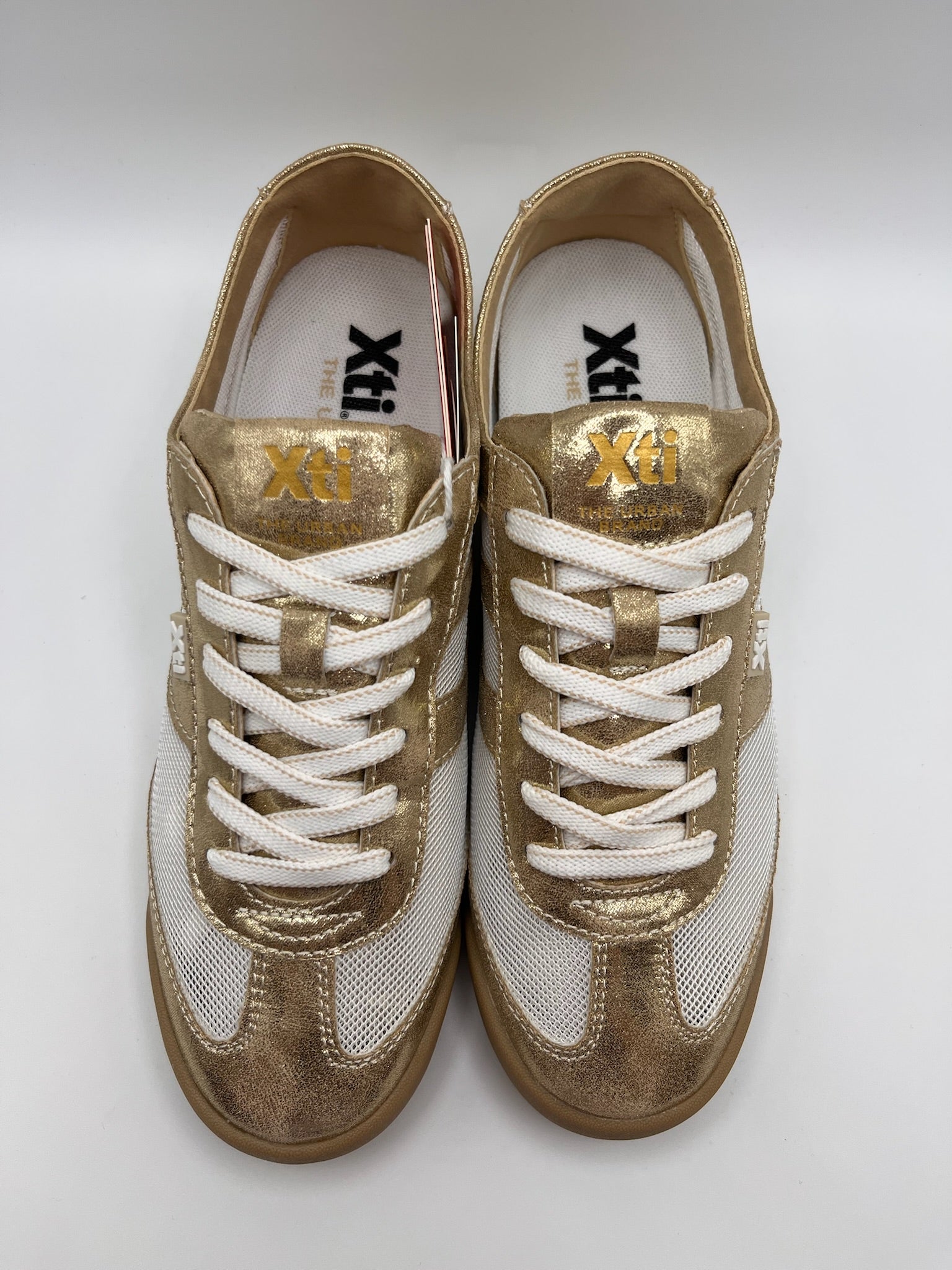 Ténis Femininos Xti em Branco e dourado; Sapatilhas Desportivas Urbanas em Malha e Camurça; Calçado Casual Confortável com Design Moderno