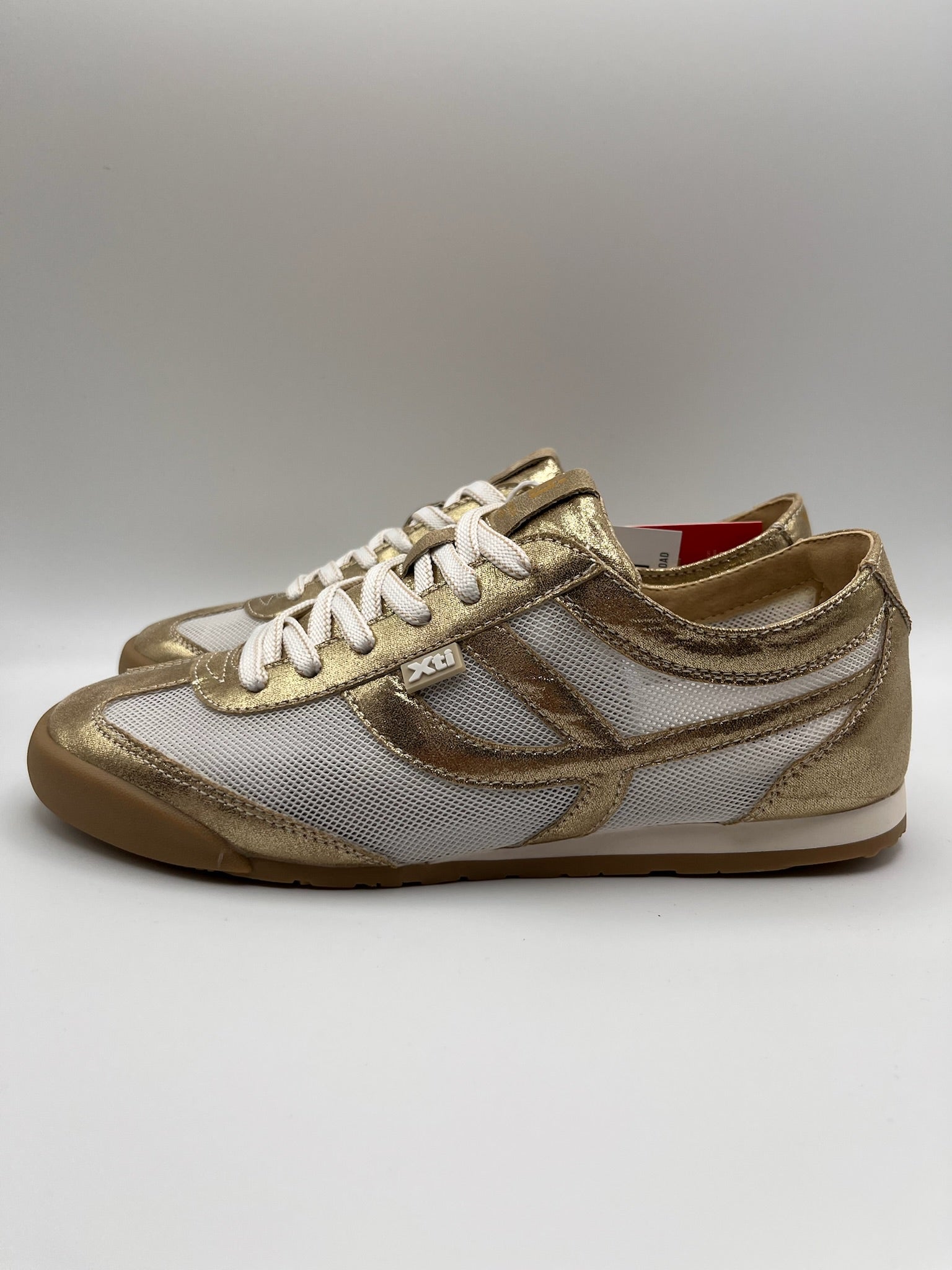 Ténis Femininos Xti em Branco e dourado; Sapatilhas Desportivas Urbanas em Malha e Camurça; Calçado Casual Confortável com Design Moderno
