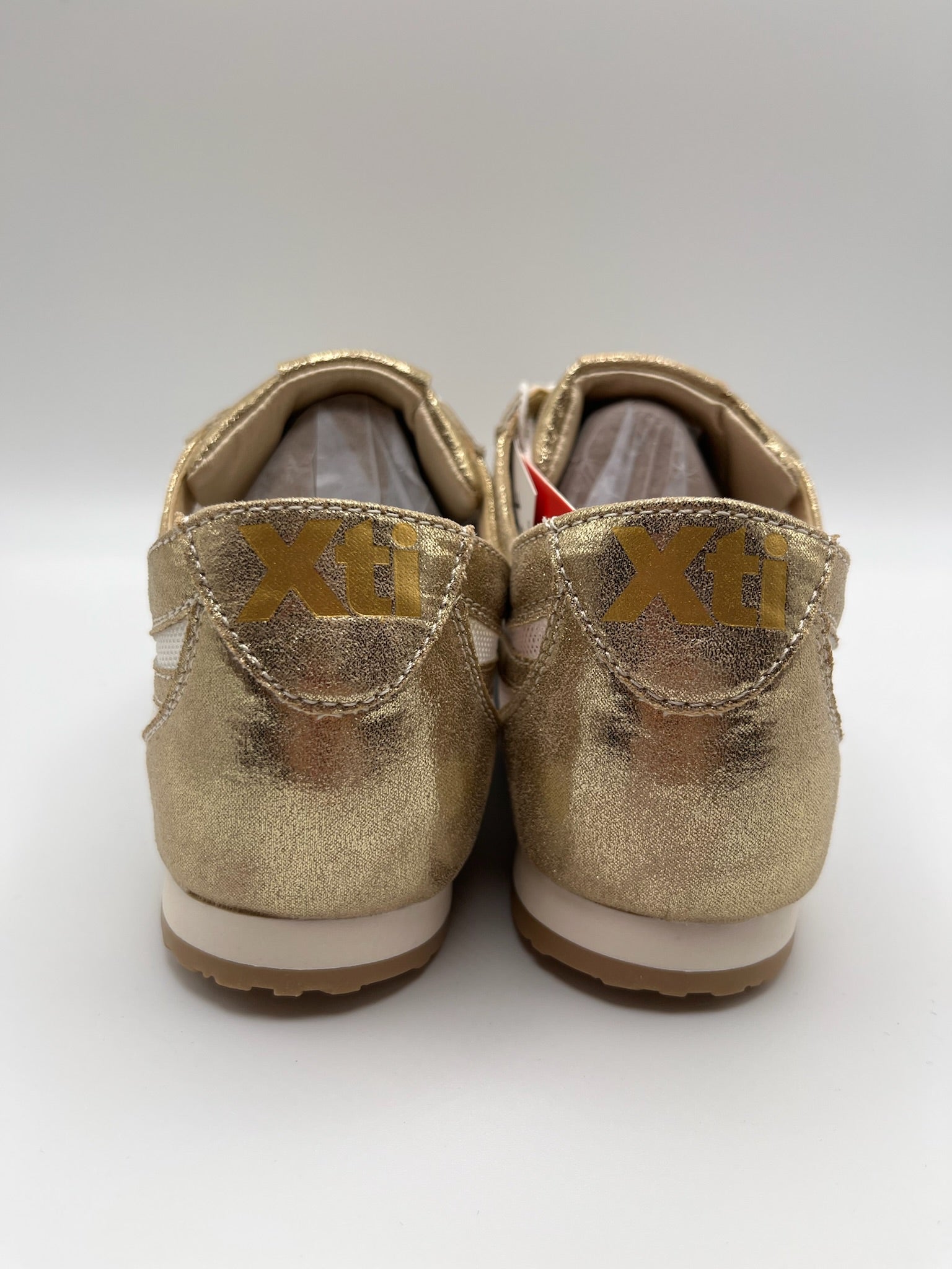 Ténis Femininos Xti em Branco e dourado; Sapatilhas Desportivas Urbanas em Malha e Camurça; Calçado Casual Confortável com Design Moderno