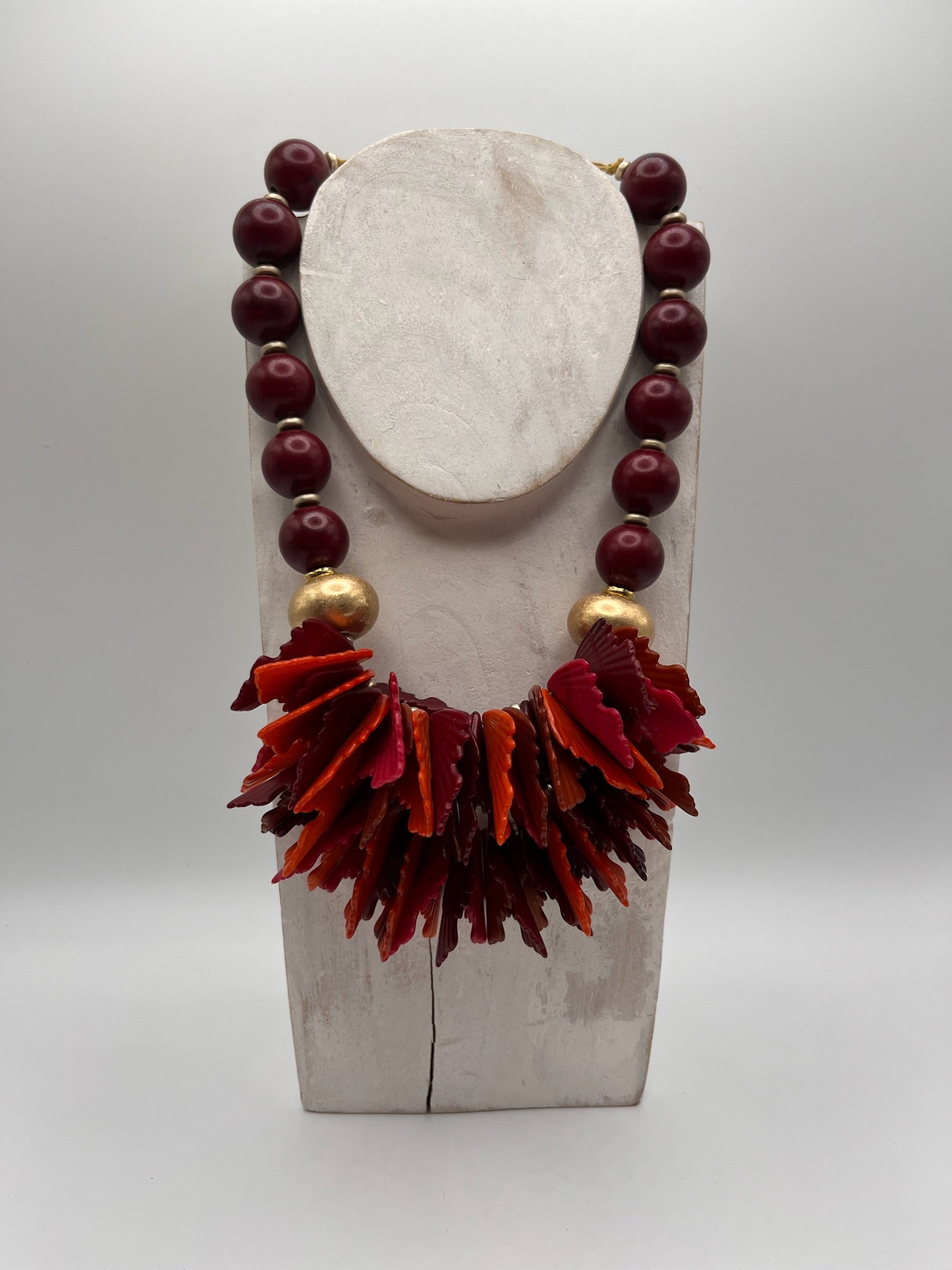 Colar Feminino de Contas Bordô e Dourado com Pendentes de Folhas em Tons de Vermelho e Laranja; Bijuteria Elegante de Design Exclusivo para Mulher; Acessório de Moda Sofisticado Casual