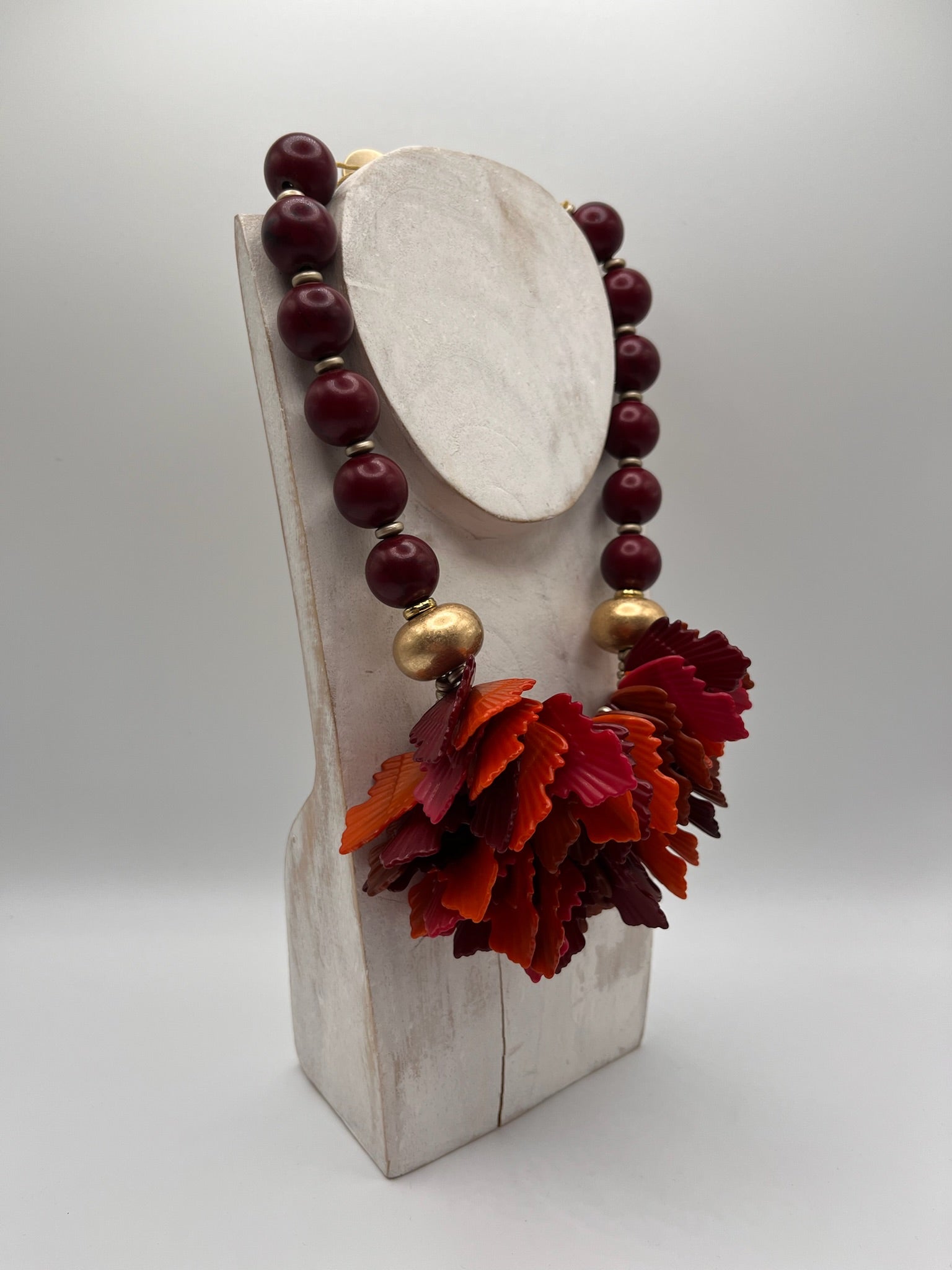 Colar Feminino de Contas Bordô e Dourado com Pendentes de Folhas em Tons de Vermelho e Laranja; Bijuteria Elegante de Design Exclusivo para Mulher; Acessório de Moda Sofisticado Casual