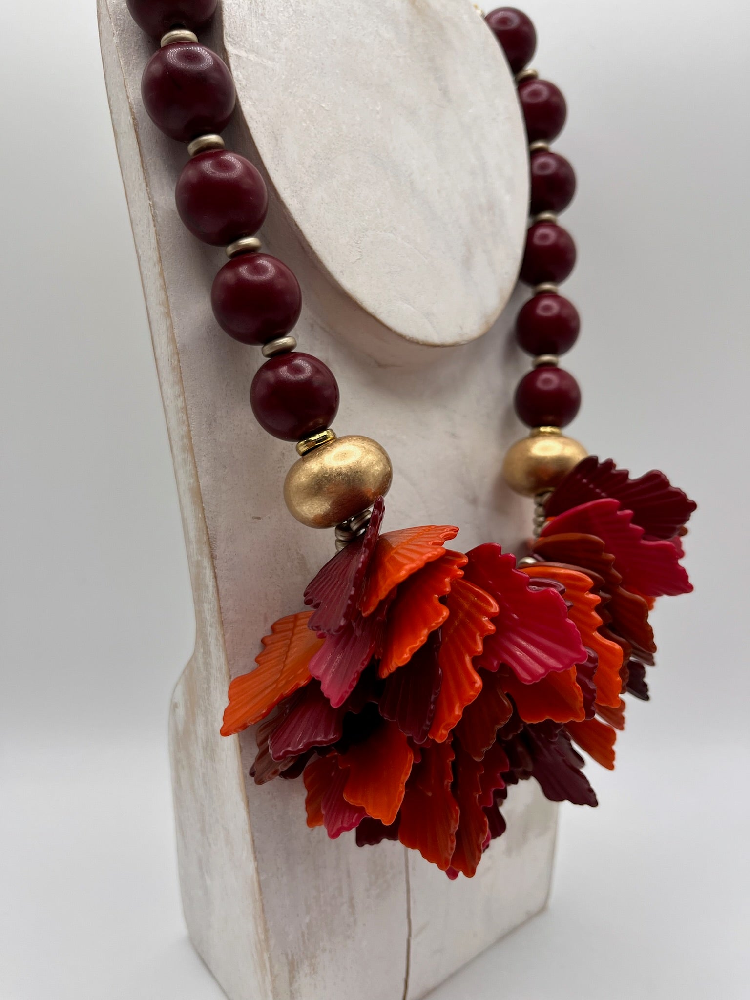Colar Feminino de Contas Bordô e Dourado com Pendentes de Folhas em Tons de Vermelho e Laranja; Bijuteria Elegante de Design Exclusivo para Mulher; Acessório de Moda Sofisticado Casual
