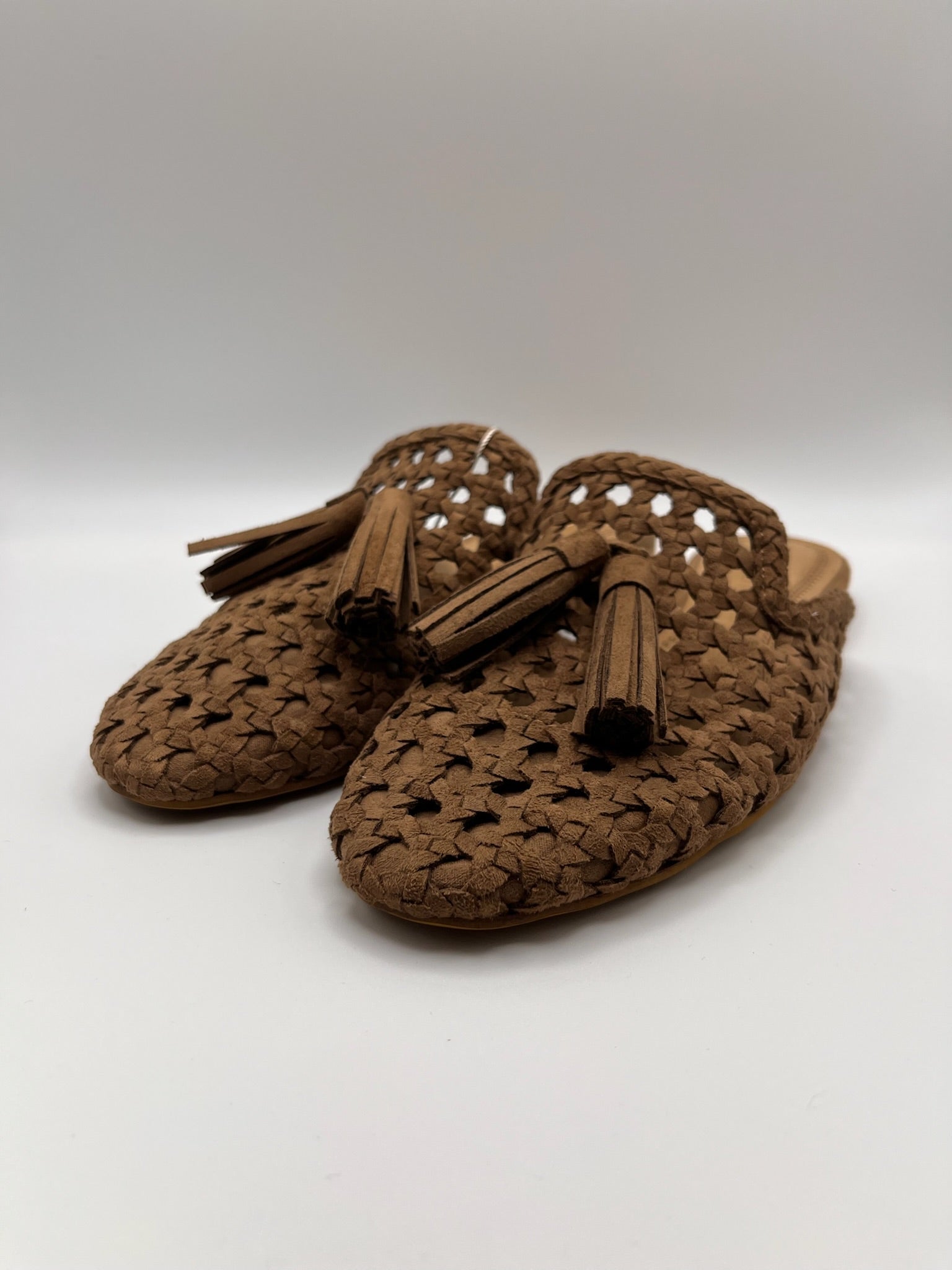 Mule Corina Feminino de Verão em Camurça Entrelaçada com Tassel; Sapato Casual Aberto Confortável Estilo Boho; Sabrinas Sem Salto Respiráveis para Senhora Cor Castanho Camel