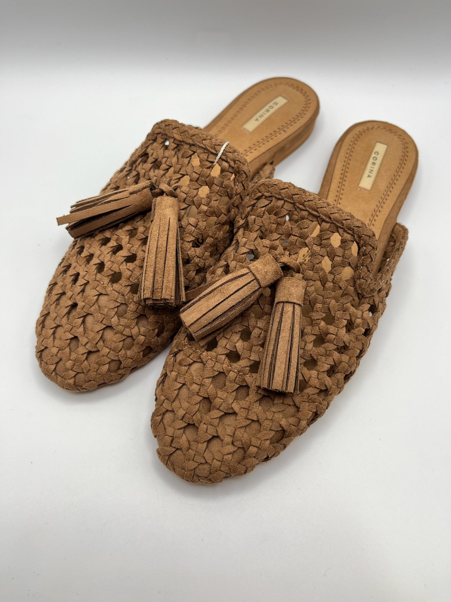 Mule Corina Feminino de Verão em Camurça Entrelaçada com Tassel; Sapato Casual Aberto Confortável Estilo Boho; Sabrinas Sem Salto Respiráveis para Senhora Cor Castanho Camel