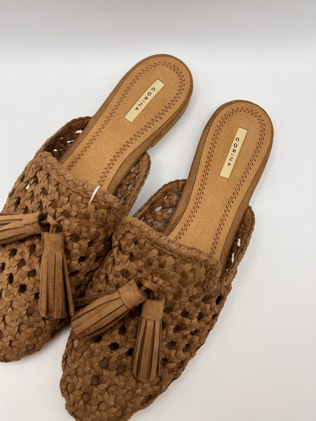 Mule Corina Feminino de Verão em Camurça Entrelaçada com Tassel; Sapato Casual Aberto Confortável Estilo Boho; Sabrinas Sem Salto Respiráveis para Senhora Cor Castanho Camel