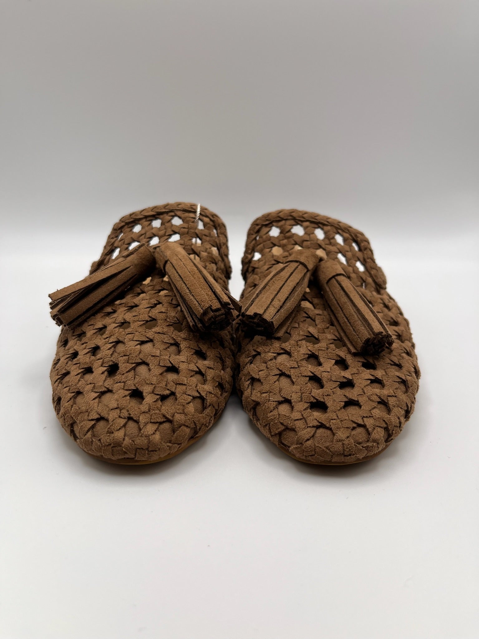 Mule Corina Feminino de Verão em Camurça Entrelaçada com Tassel; Sapato Casual Aberto Confortável Estilo Boho; Sabrinas Sem Salto Respiráveis para Senhora Cor Castanho Camel