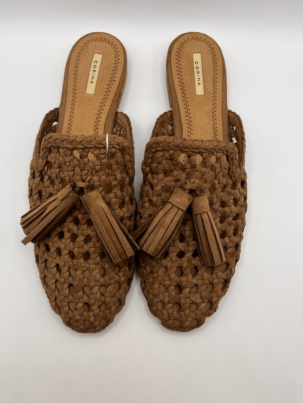 Mule Corina Feminino de Verão em Camurça Entrelaçada com Tassel; Sapato Casual Aberto Confortável Estilo Boho; Sabrinas Sem Salto Respiráveis para Senhora Cor Castanho Camel