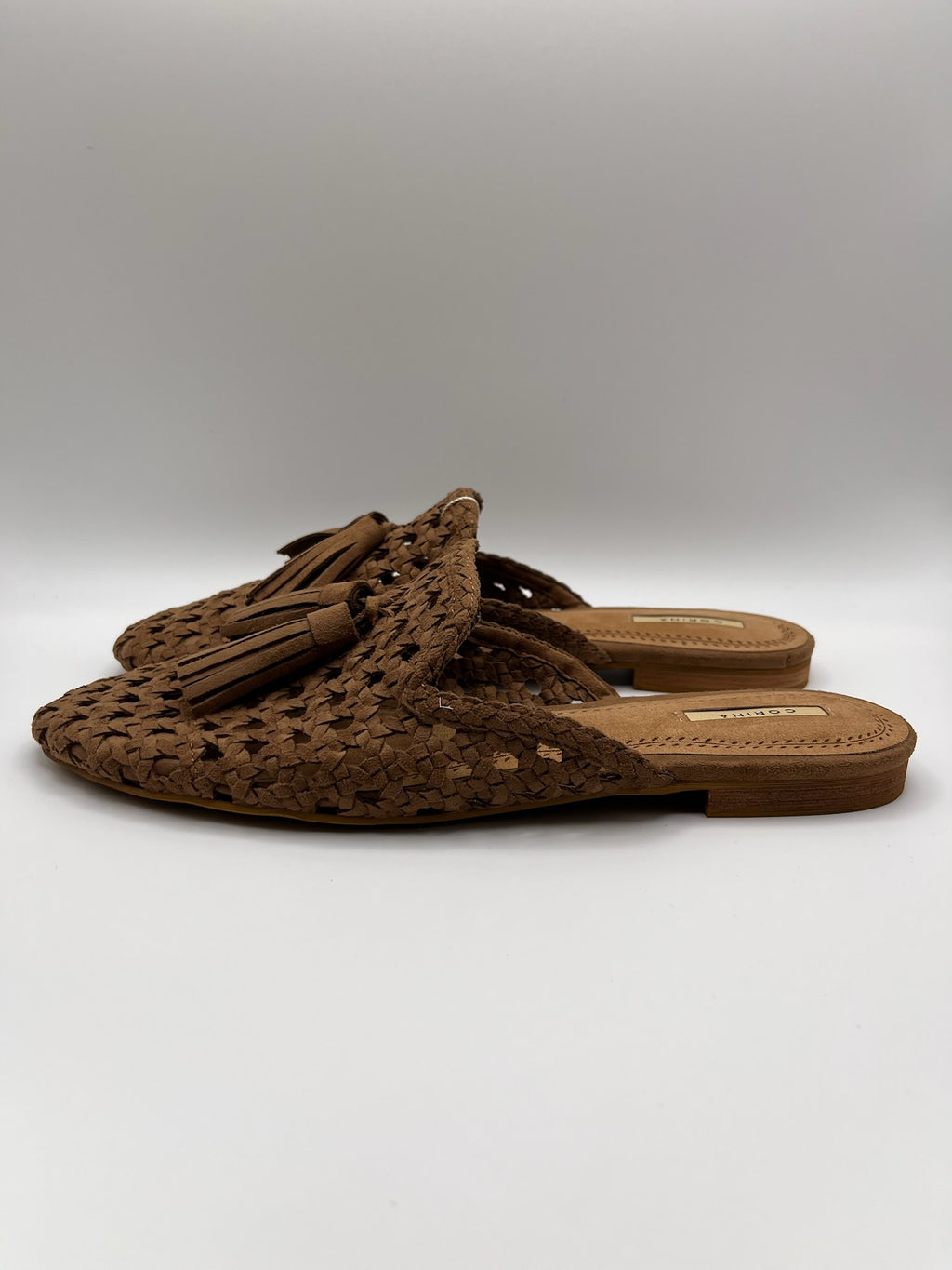 Mule Corina Feminino de Verão em Camurça Entrelaçada com Tassel; Sapato Casual Aberto Confortável Estilo Boho; Sabrinas Sem Salto Respiráveis para Senhora Cor Castanho Camel