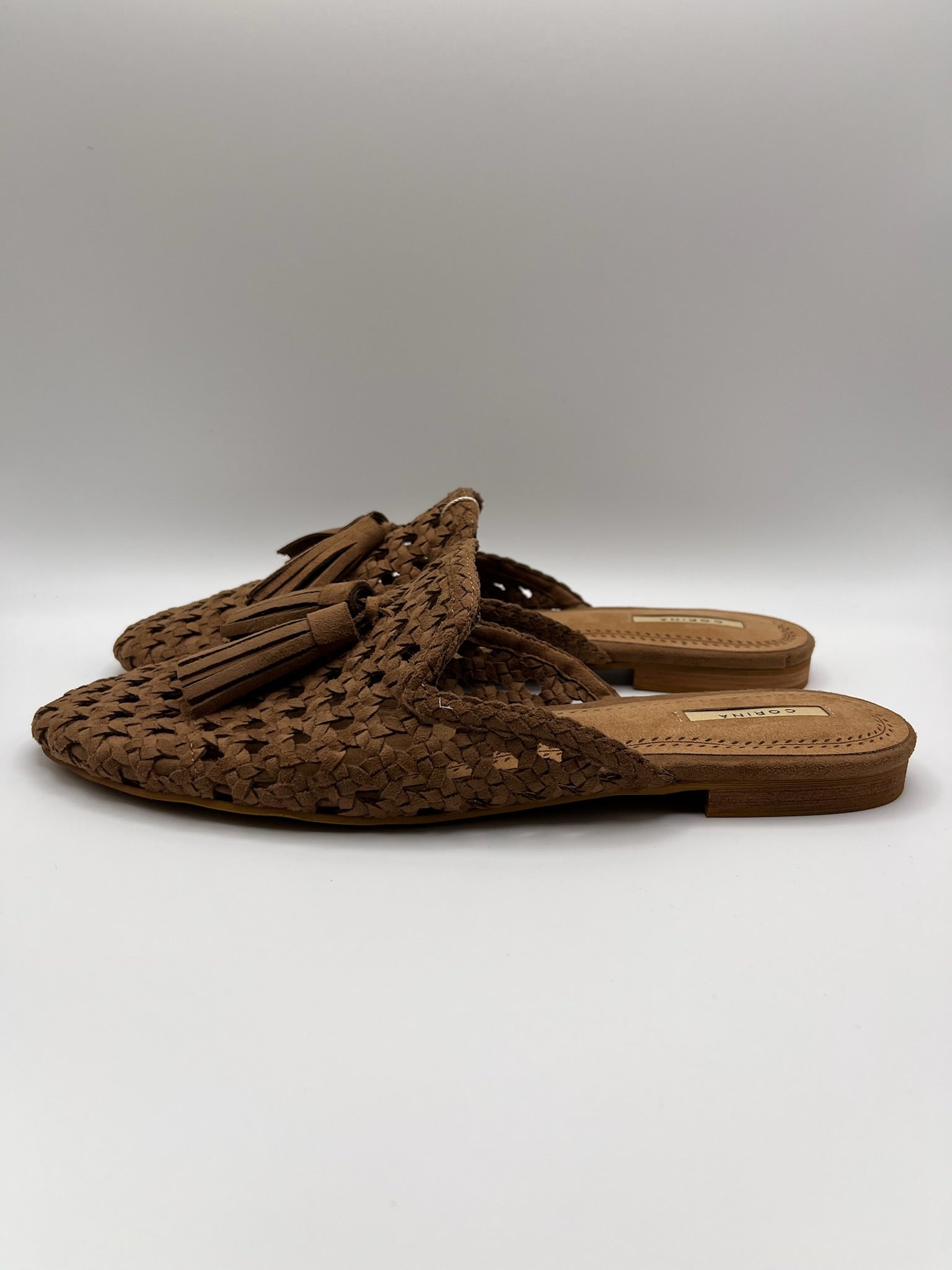 Mule Corina Feminino de Verão em Camurça Entrelaçada com Tassel; Sapato Casual Aberto Confortável Estilo Boho; Sabrinas Sem Salto Respiráveis para Senhora Cor Castanho Camel