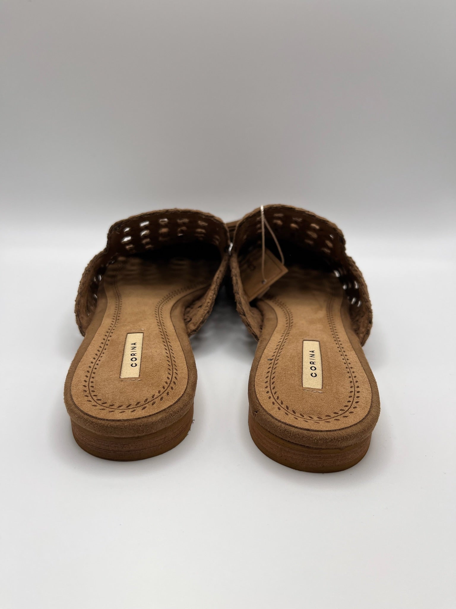 Mule Corina Feminino de Verão em Camurça Entrelaçada com Tassel; Sapato Casual Aberto Confortável Estilo Boho; Sabrinas Sem Salto Respiráveis para Senhora Cor Castanho Camel