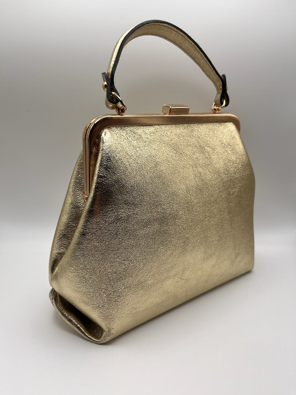 Mala de Mão Macadi Vintage de Pele Dourada Mulher; Bolsa Clutch de Festa com Fecho Clássico e Alça de Ombro Removível; Acessório Elegante para Cerimónia e Casamento