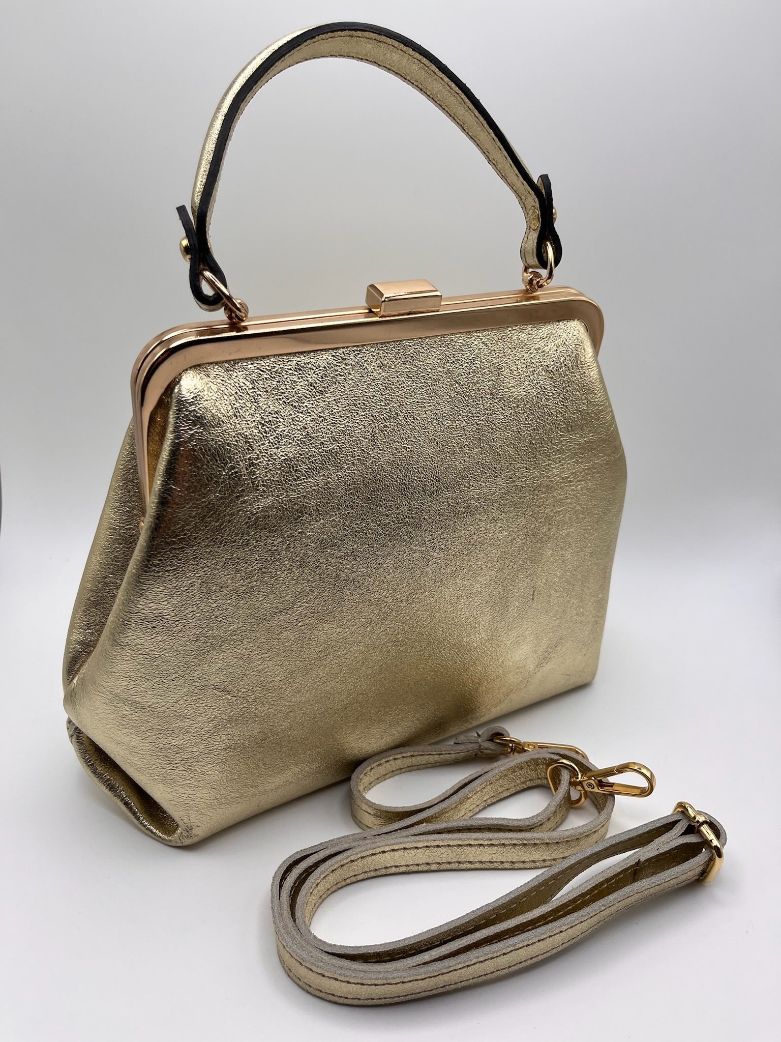 Mala de Mão Macadi Vintage de Pele Dourada Mulher; Bolsa Clutch de Festa com Fecho Clássico e Alça de Ombro Removível; Acessório Elegante para Cerimónia e Casamento