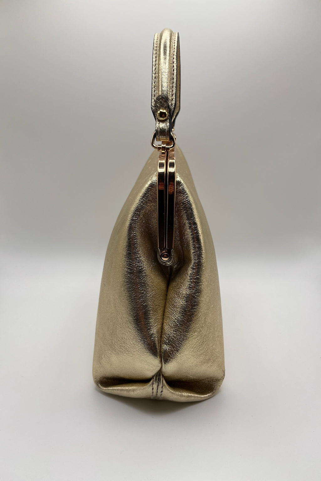 Mala de Mão Macadi Vintage de Pele Dourada Mulher; Bolsa Clutch de Festa com Fecho Clássico e Alça de Ombro Removível; Acessório Elegante para Cerimónia e Casamento