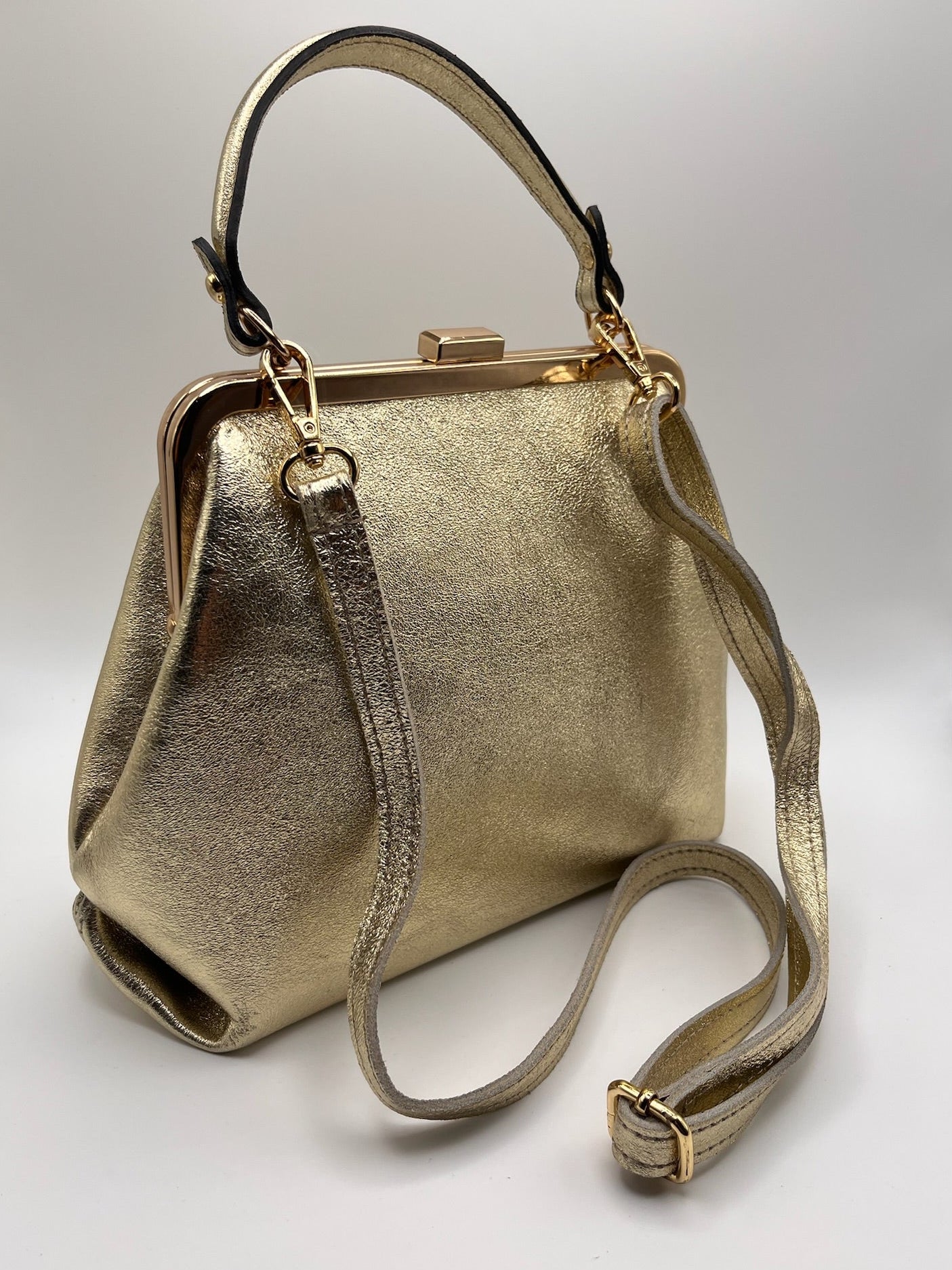 Mala de Mão Macadi Vintage de Pele Dourada Mulher; Bolsa Clutch de Festa com Fecho Clássico e Alça de Ombro Removível; Acessório Elegante para Cerimónia e Casamento