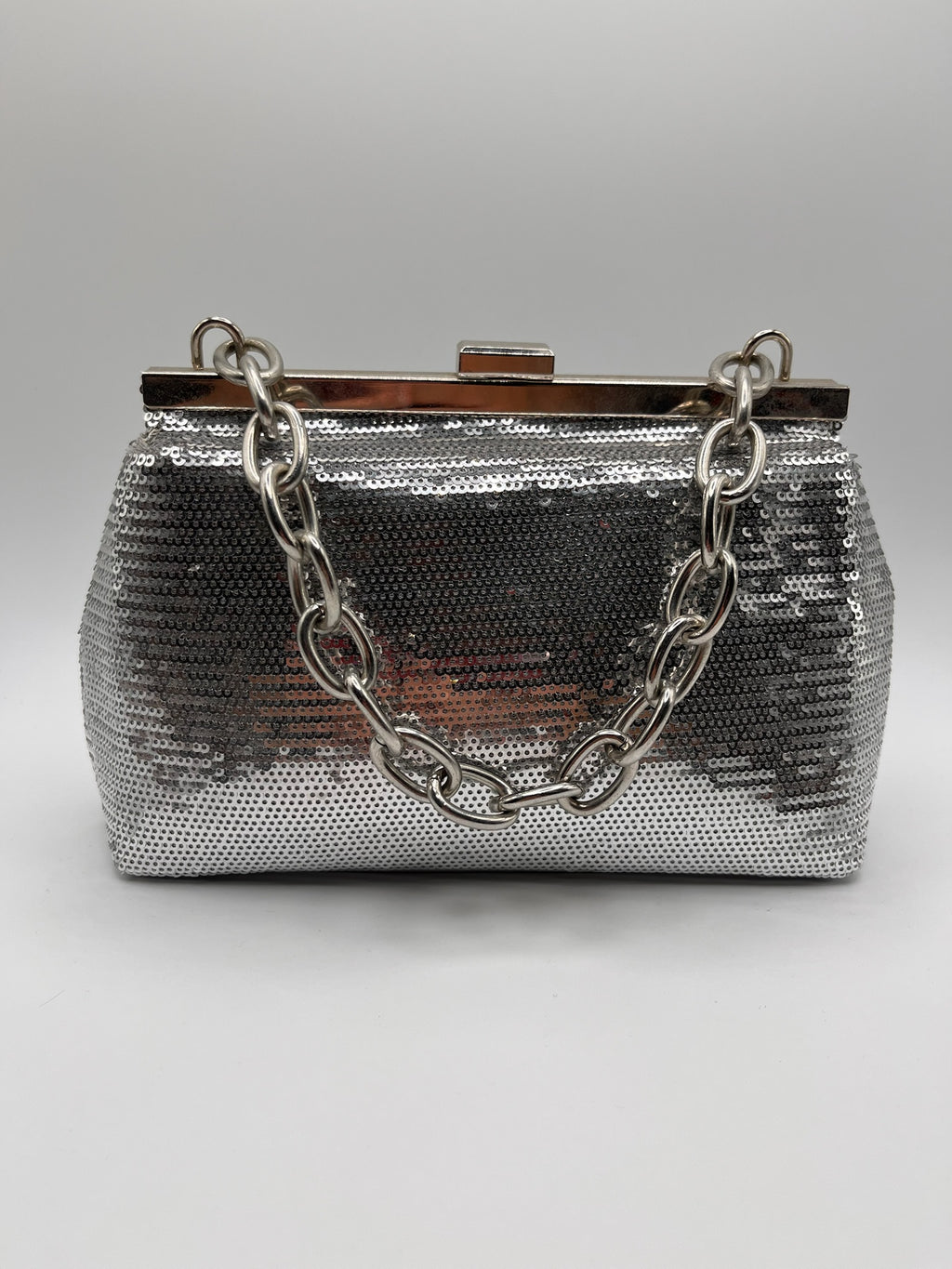 Mala de Mão de Lantejoulas Prateada Mulher; Bolsa Clutch de Festa com Alça de Corrente Metálica; Acessório Elegante de Noite para Cerimónia e Casamento