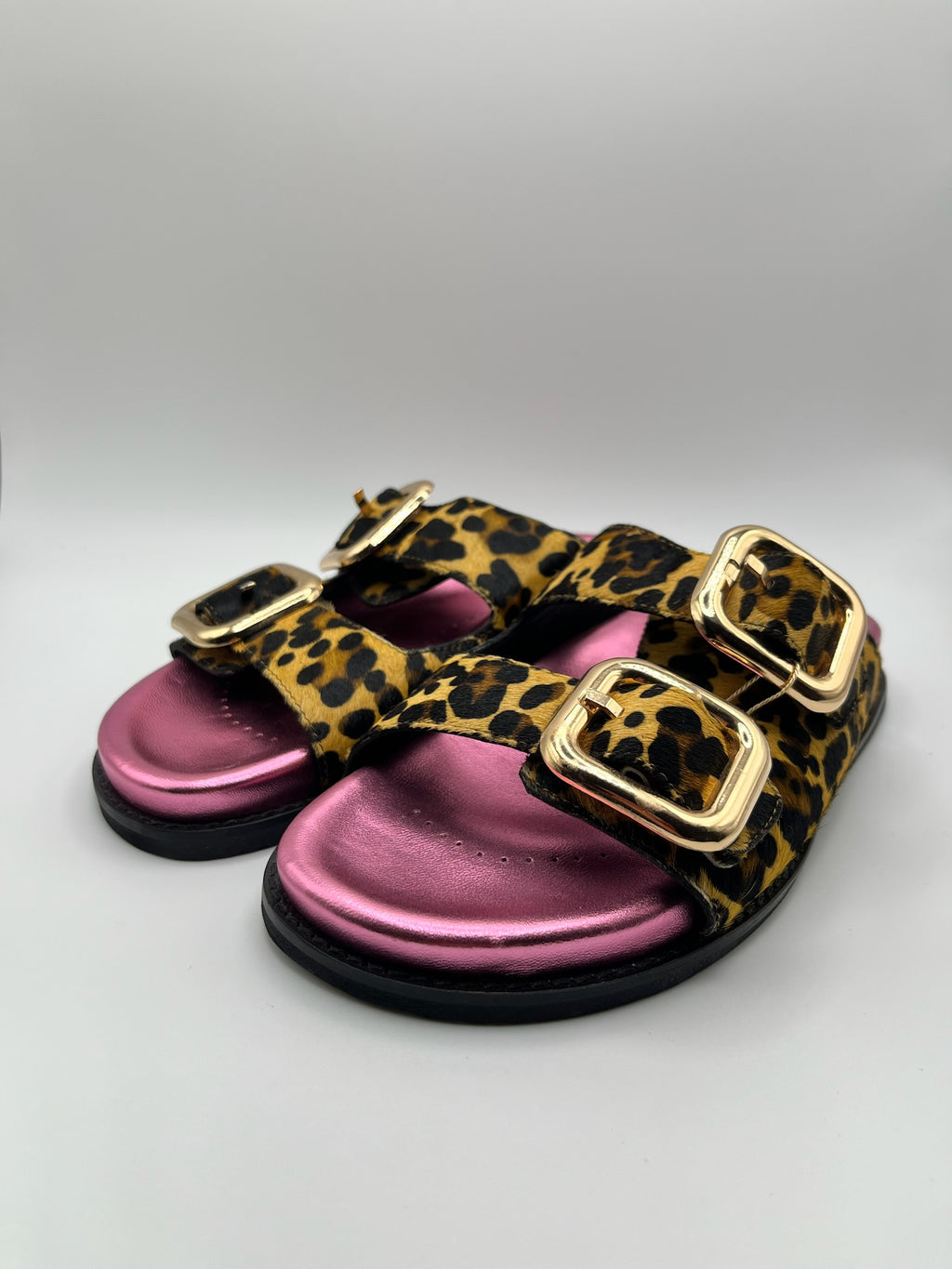 Sandálias Rasas Gioseppo Mulher com Padrão Leopardo Mifflin; Chinelos de Duas Tiras em Pele Padrão Leopard Tigresa com Palmilha Rosa Metalizada e Fivelas Douradas Confortáveis