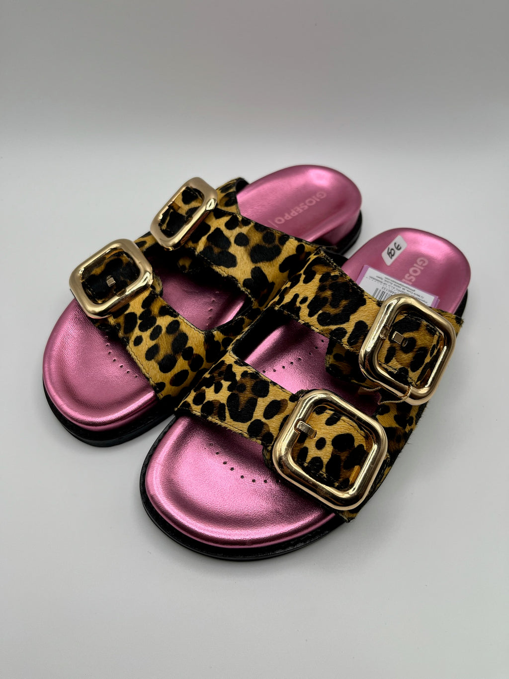 Sandálias Rasas Gioseppo Mulher com Padrão Leopardo Mifflin; Chinelos de Duas Tiras em Pele Padrão Leopard Tigresa com Palmilha Rosa Metalizada e Fivelas Douradas Confortáveis