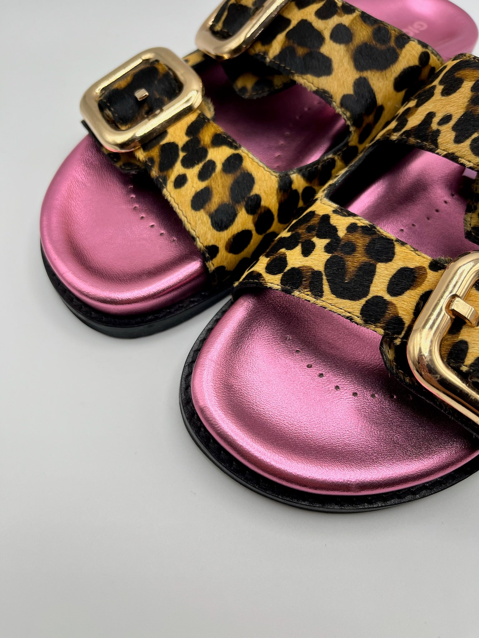 Sandálias Rasas Gioseppo Mulher com Padrão Leopardo Mifflin; Chinelos de Duas Tiras em Pele Padrão Leopard Tigresa com Palmilha Rosa Metalizada e Fivelas Douradas Confortáveis
