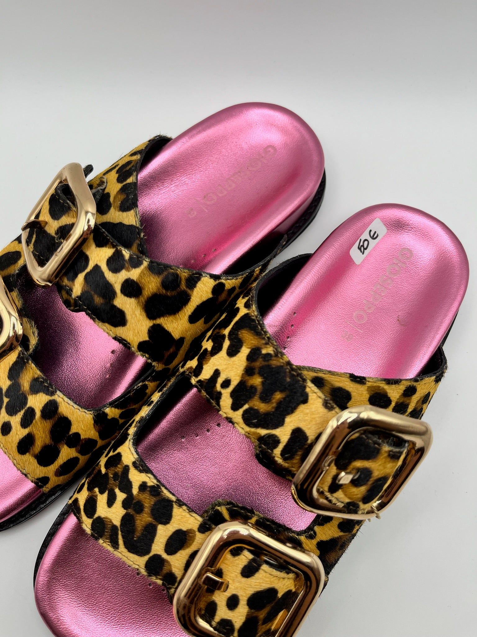 Sandálias Rasas Gioseppo Mulher com Padrão Leopardo Mifflin; Chinelos de Duas Tiras em Pele Padrão Leopard Tigresa com Palmilha Rosa Metalizada e Fivelas Douradas Confortáveis