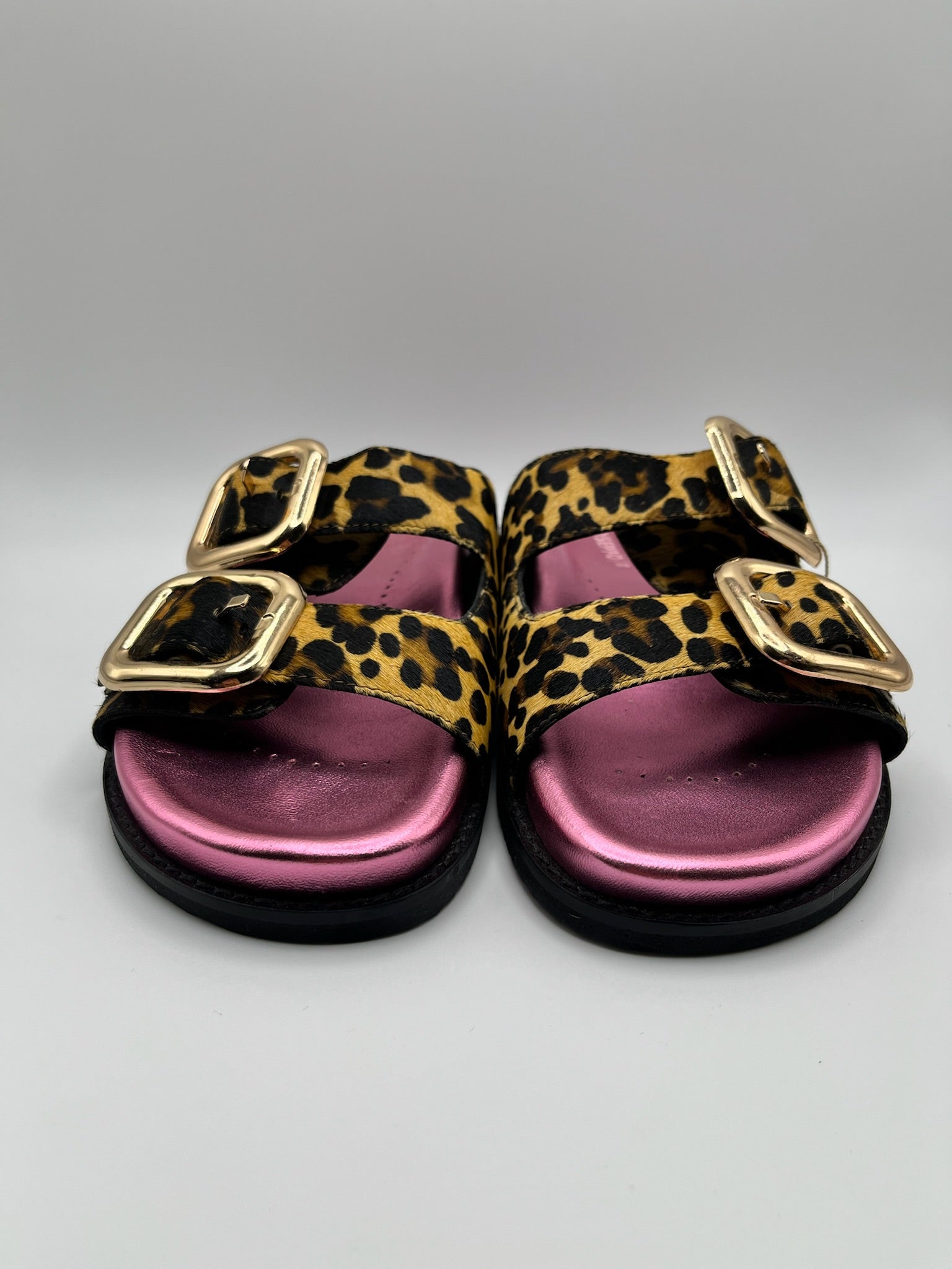 Sandálias Rasas Gioseppo Mulher com Padrão Leopardo Mifflin; Chinelos de Duas Tiras em Pele Padrão Leopard Tigresa com Palmilha Rosa Metalizada e Fivelas Douradas Confortáveis