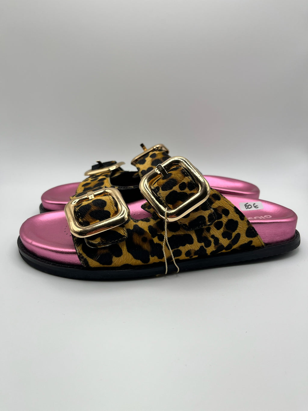 Sandálias Rasas Gioseppo Mulher com Padrão Leopardo Mifflin; Chinelos de Duas Tiras em Pele Padrão Leopard Tigresa com Palmilha Rosa Metalizada e Fivelas Douradas Confortáveis