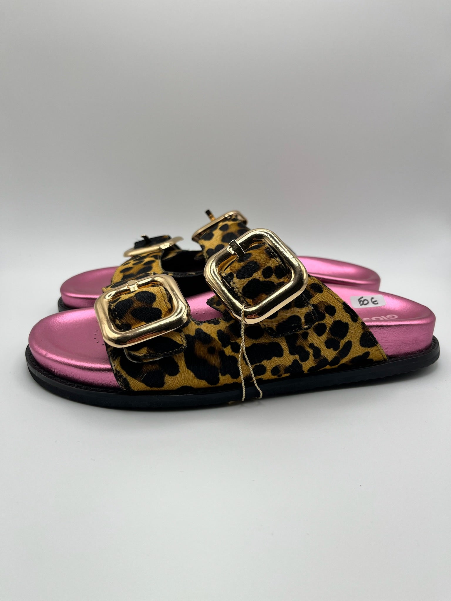 Sandálias Rasas Gioseppo Mulher com Padrão Leopardo Mifflin; Chinelos de Duas Tiras em Pele Padrão Leopard Tigresa com Palmilha Rosa Metalizada e Fivelas Douradas Confortáveis