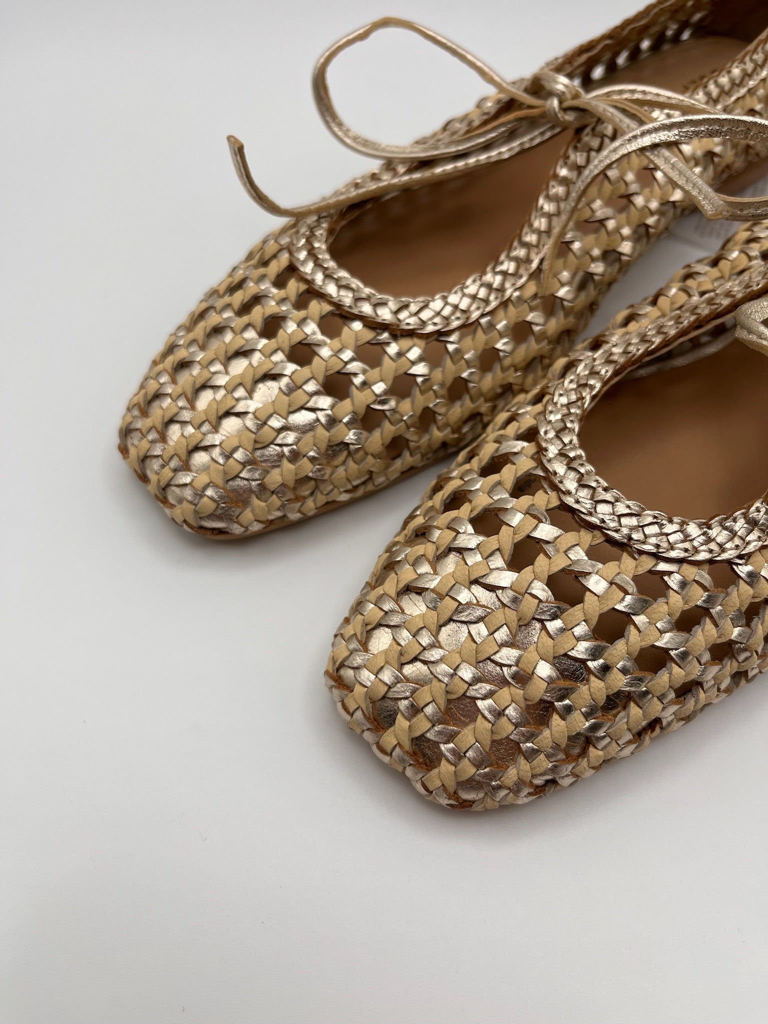 Sabrinas Rasas Gioseppo Worden Mulher Douradas Platinum; Sapatos Bailarinas de Bico Quadrado em Pele Entrançada com Atacadores Casual Confortável