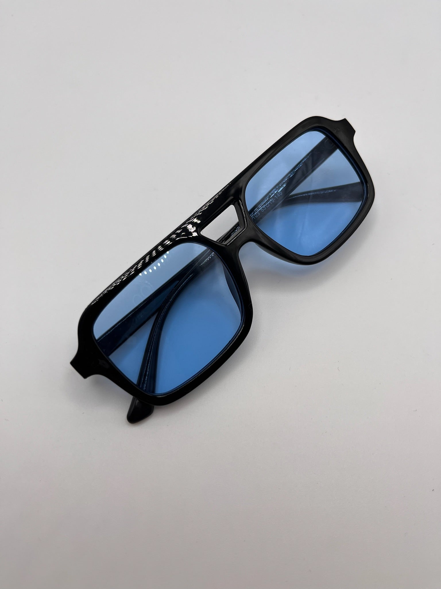 Óculos de Sol Quadrados Pretos com Lentes Azuis Unissexo; Óculos Estilo Aviador Moderno com Armação Grossa e Barra Dupla; Acessório de Moda Casual com Proteção UV